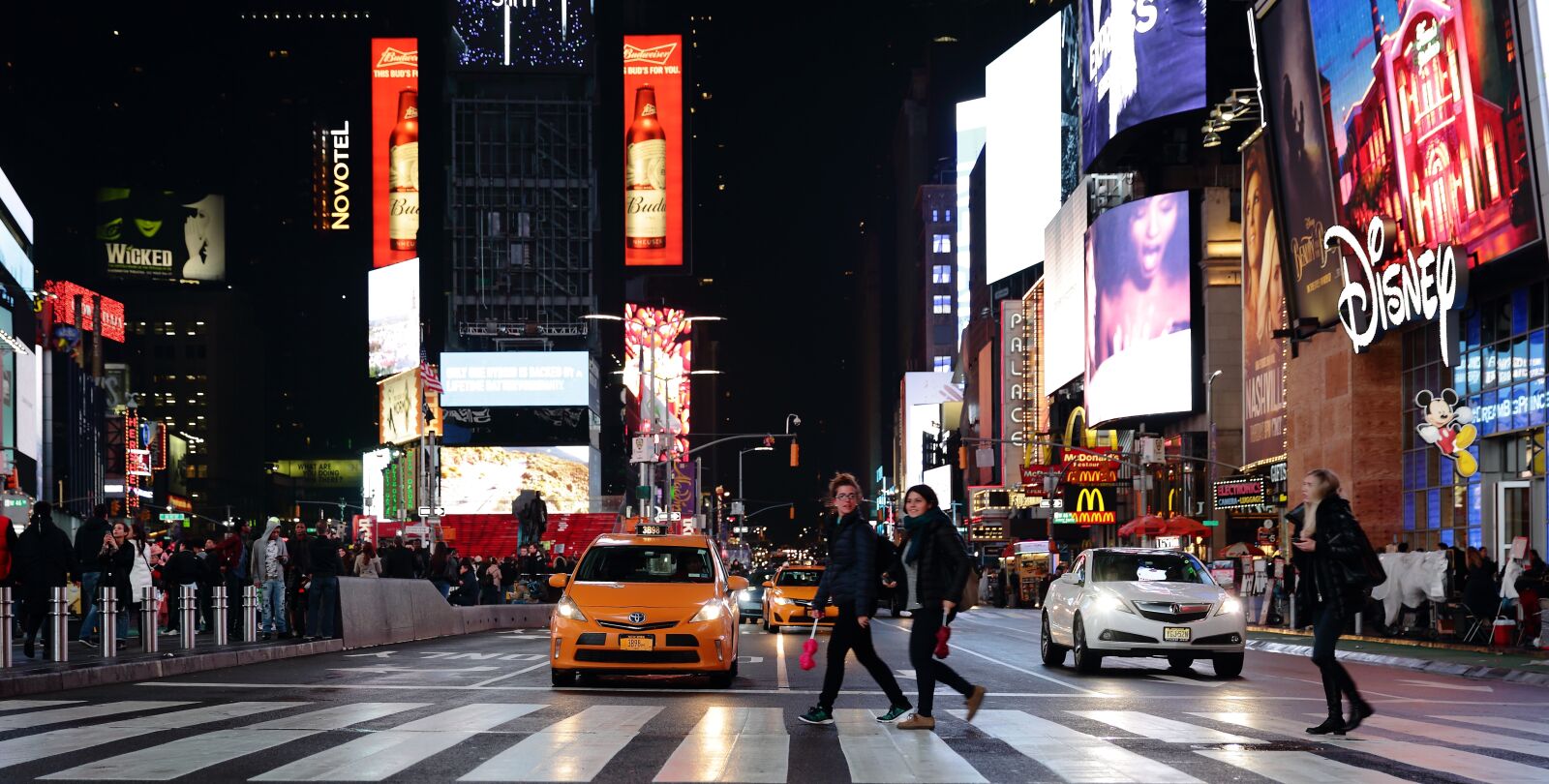Canon EF 24-70mm F2.8L II USM sample photo. Times square, taxi, cabs photography