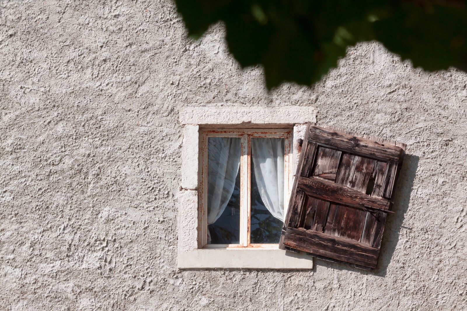 Canon EOS 50D sample photo. Window, old, shutter photography