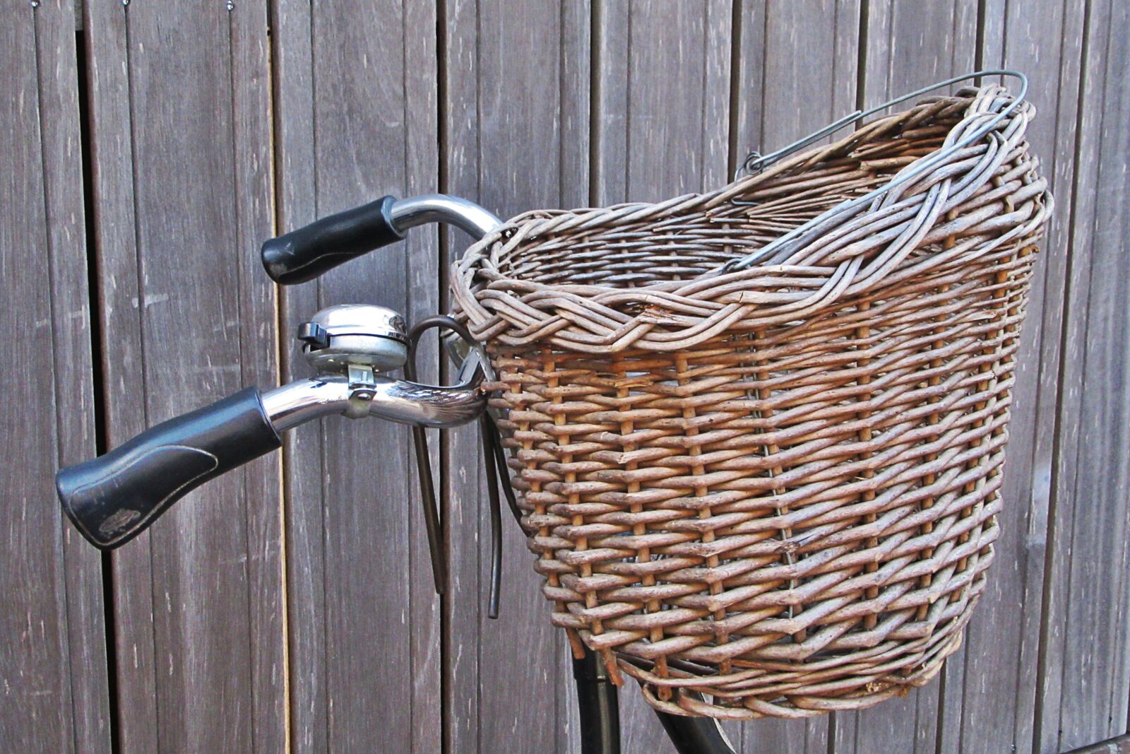 Canon PowerShot SX610 HS sample photo. Basket, bicycle basket, send photography