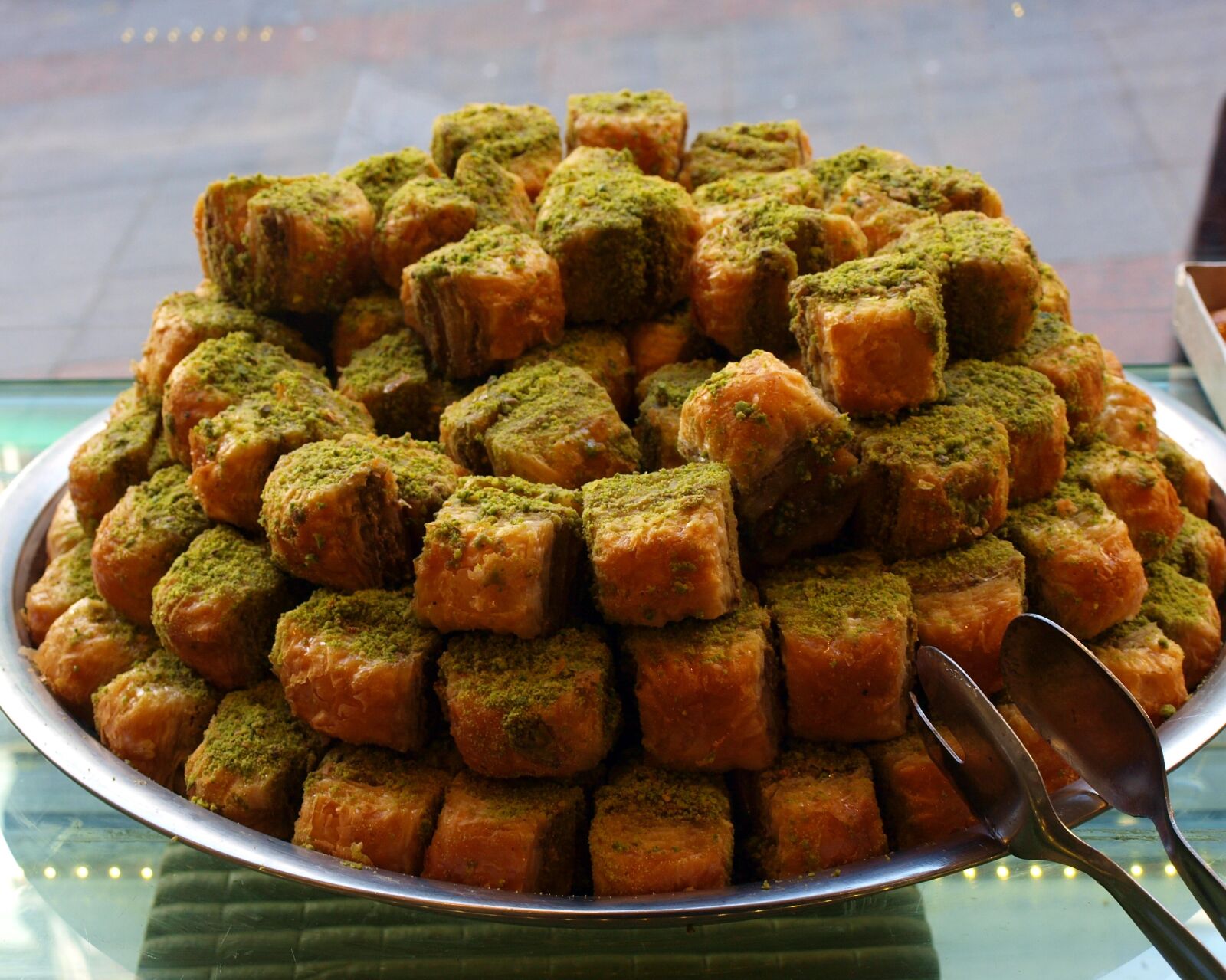 Olympus E-420 (EVOLT E-420) sample photo. Baklava, window, sweet photography