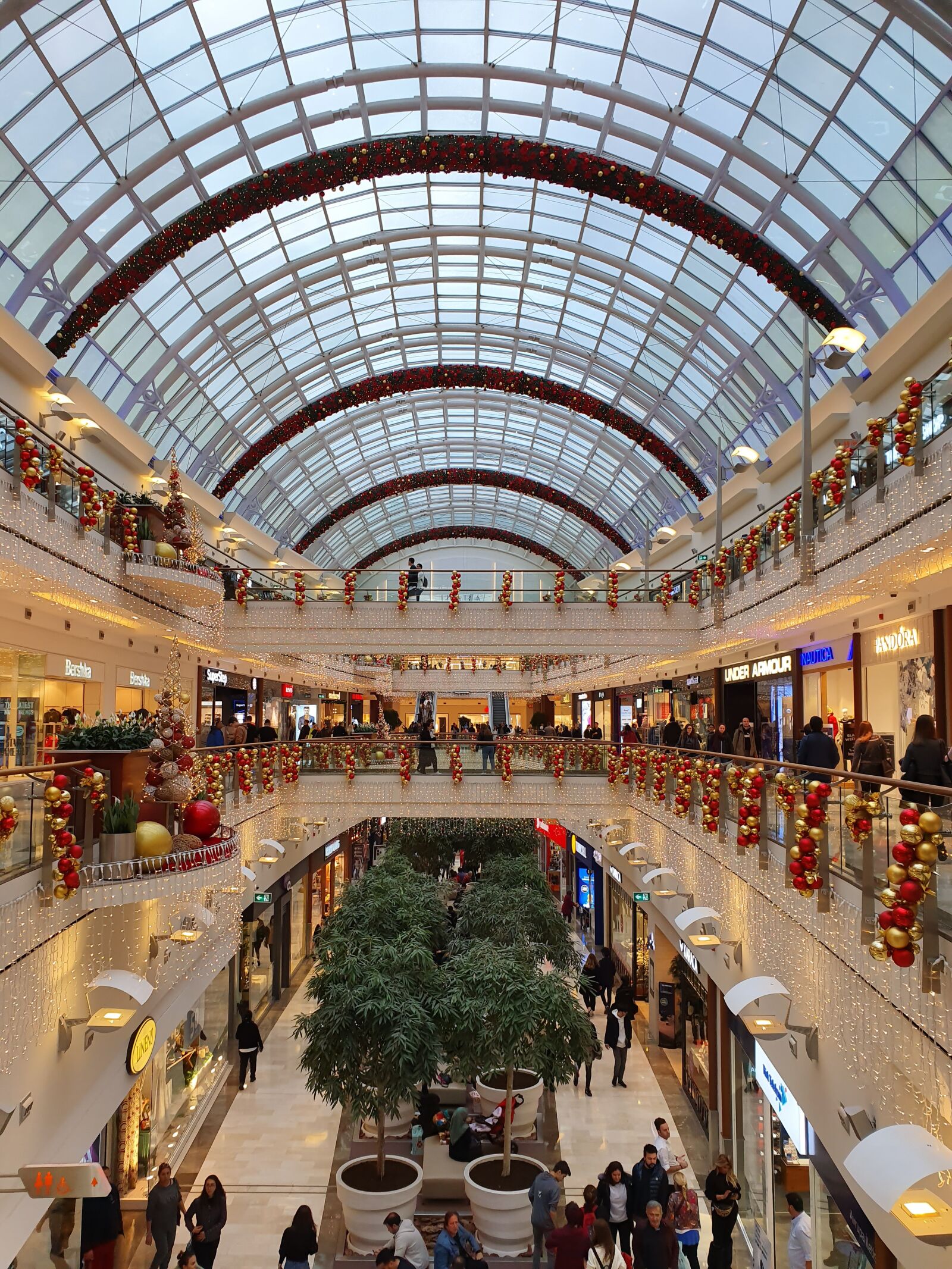 Samsung Galaxy S10 sample photo. Ornament, light, shopping photography
