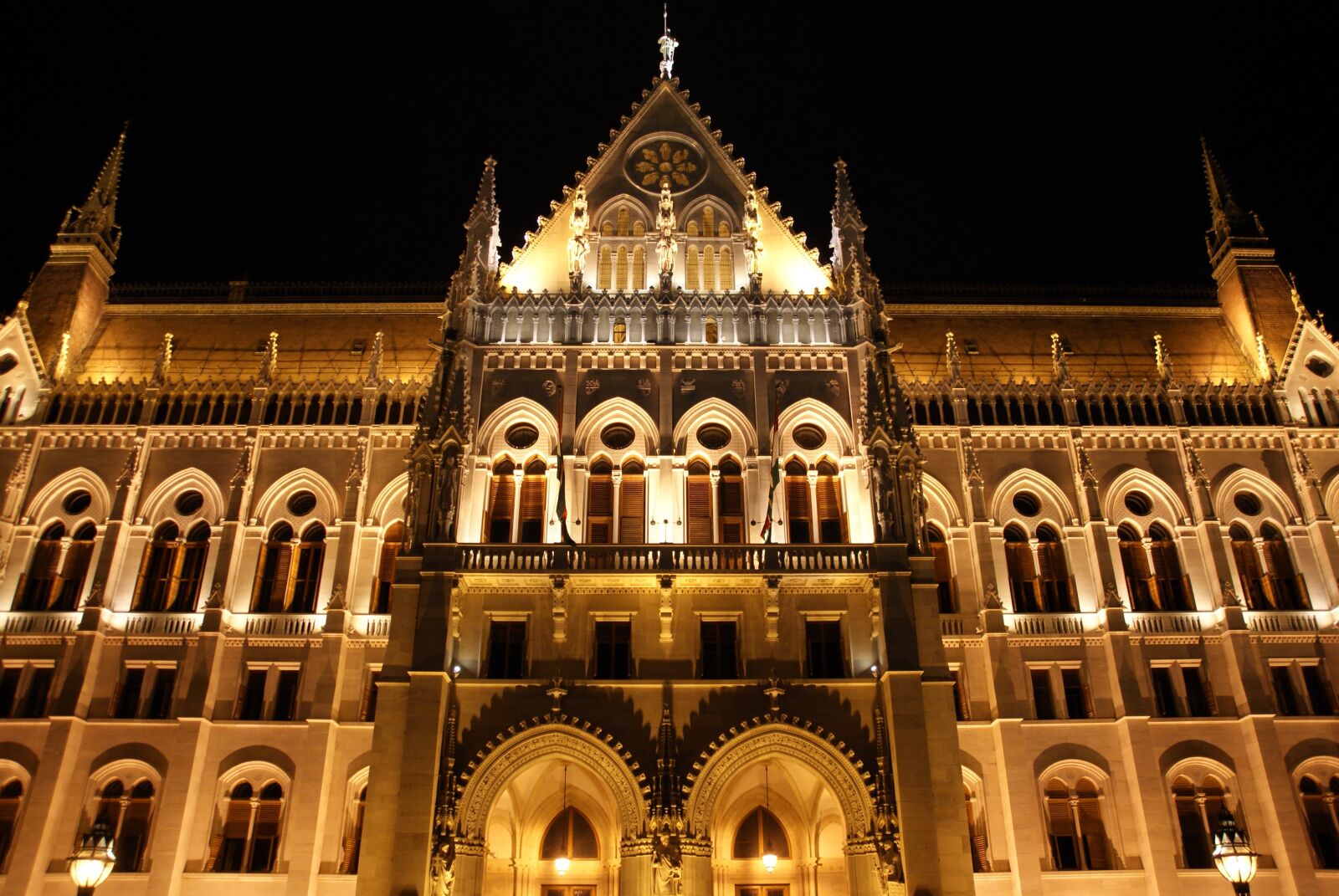 Sony Alpha DSLR-A230 sample photo. Night, lights, city photography