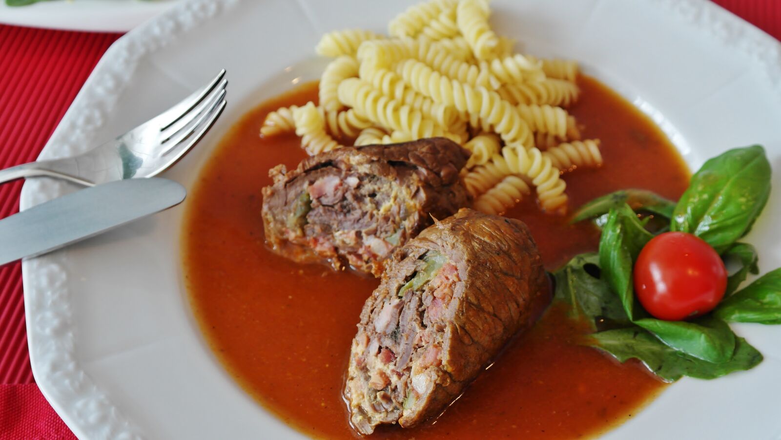 Samsung NX20 sample photo. Roulades, beef roulades, meat photography