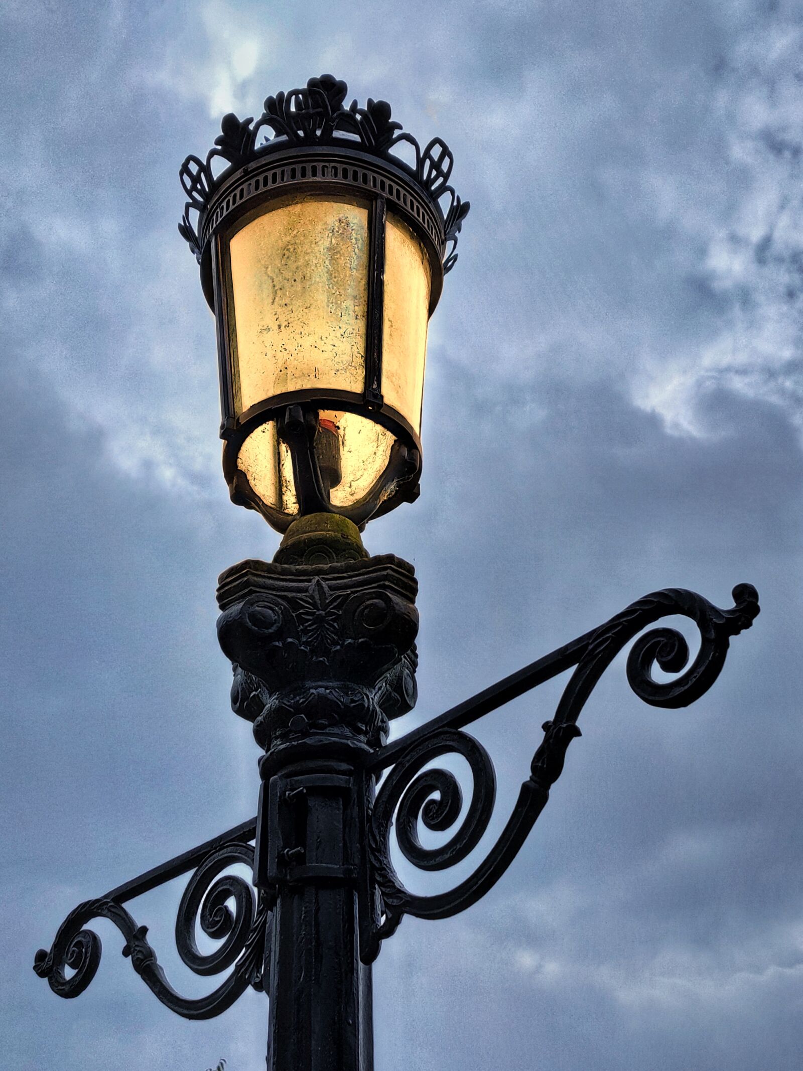 Xiaomi Redmi Note 7 Pro sample photo. Lamp, post, evening photography
