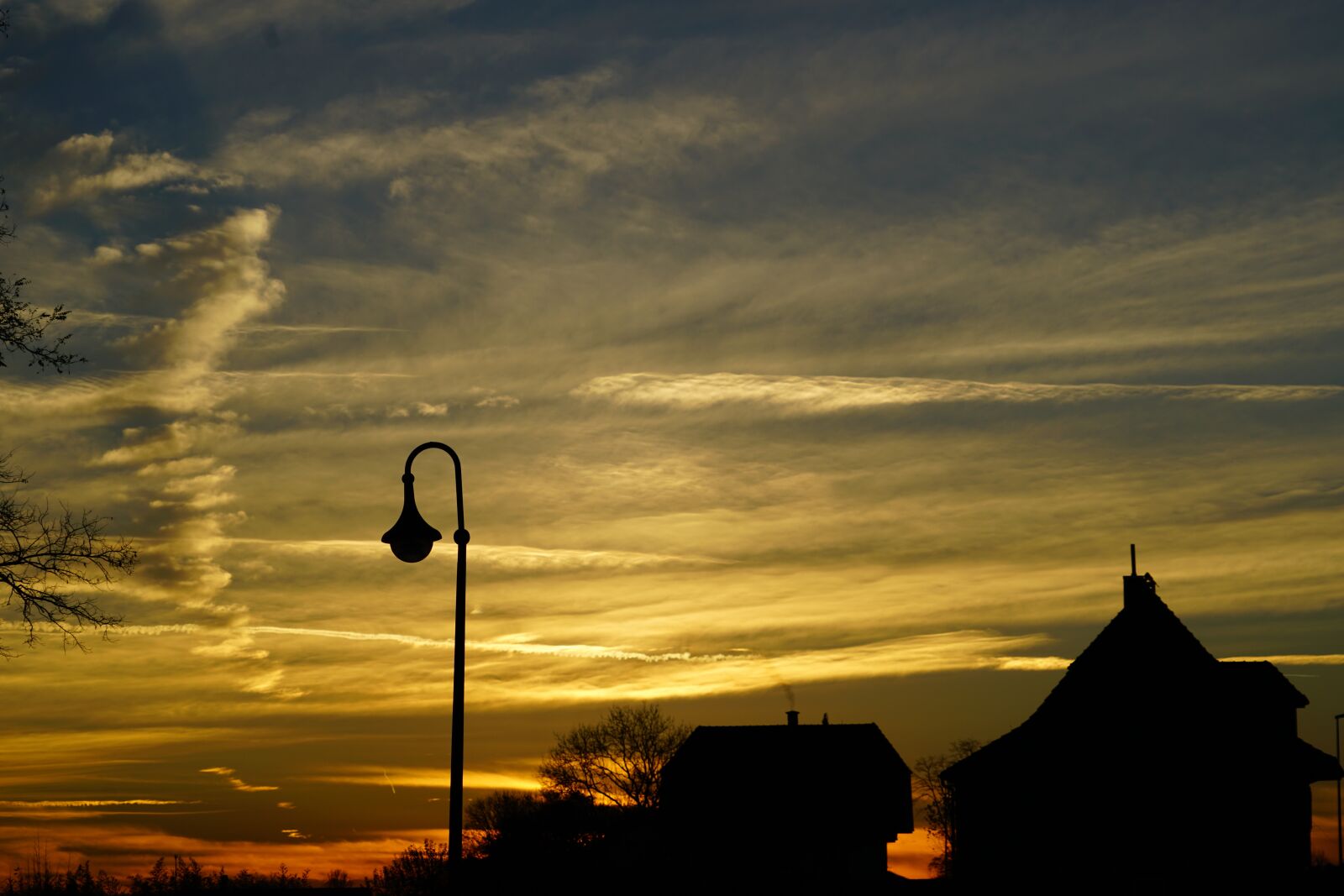 Sony a7R II + Sony FE 24-240mm F3.5-6.3 OSS sample photo. Abendstimmung, sunset, lamp photography