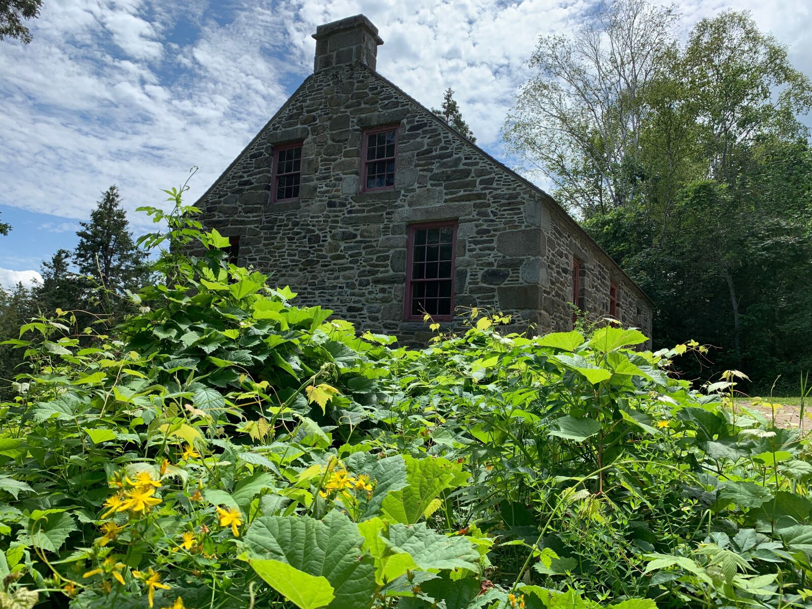 iPhone XR back camera 4.25mm f/1.8 sample photo. Canada, stone, house photography