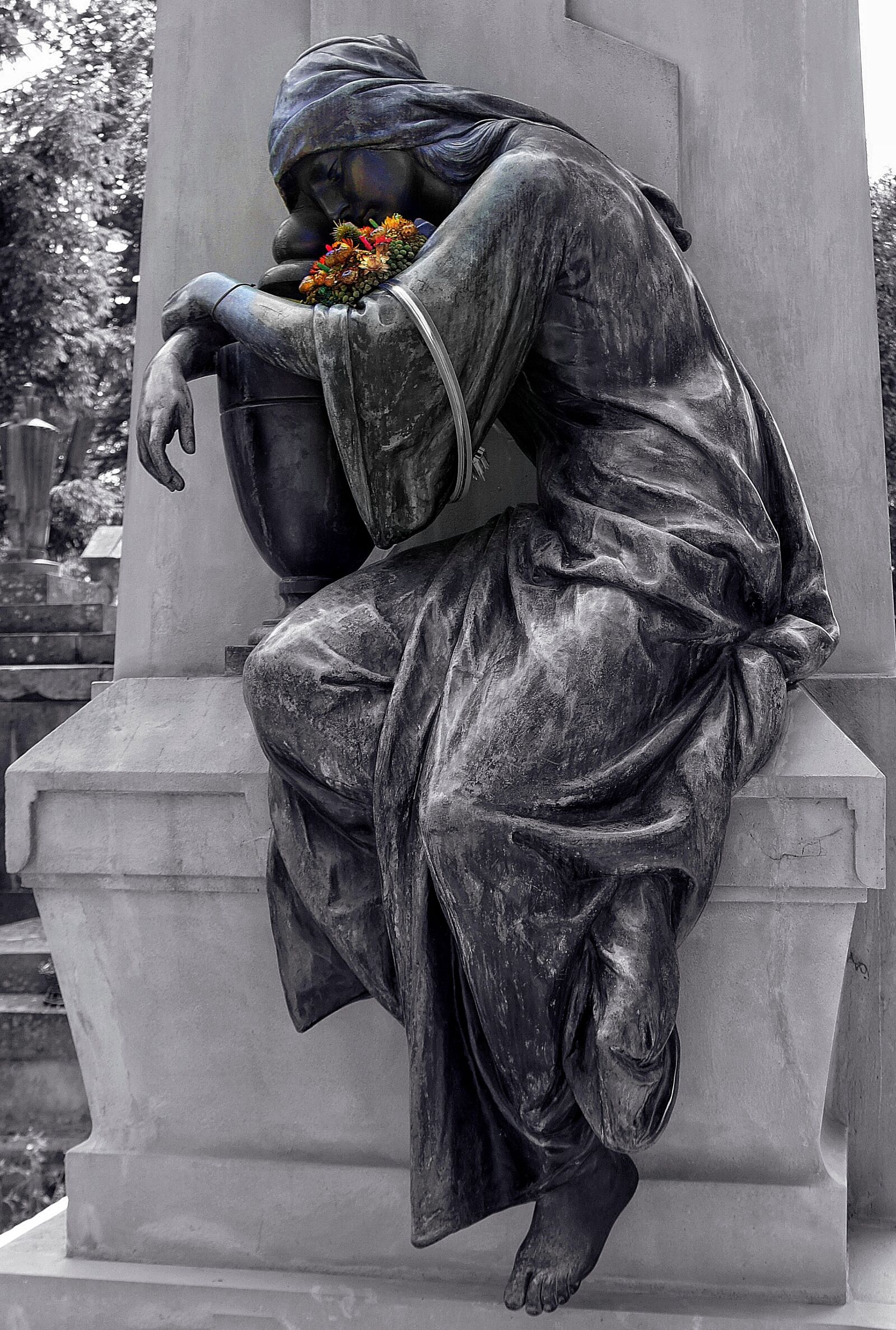 Sony Alpha NEX-3 + Sony E 18-55mm F3.5-5.6 OSS sample photo. Grave, cemetery, death photography