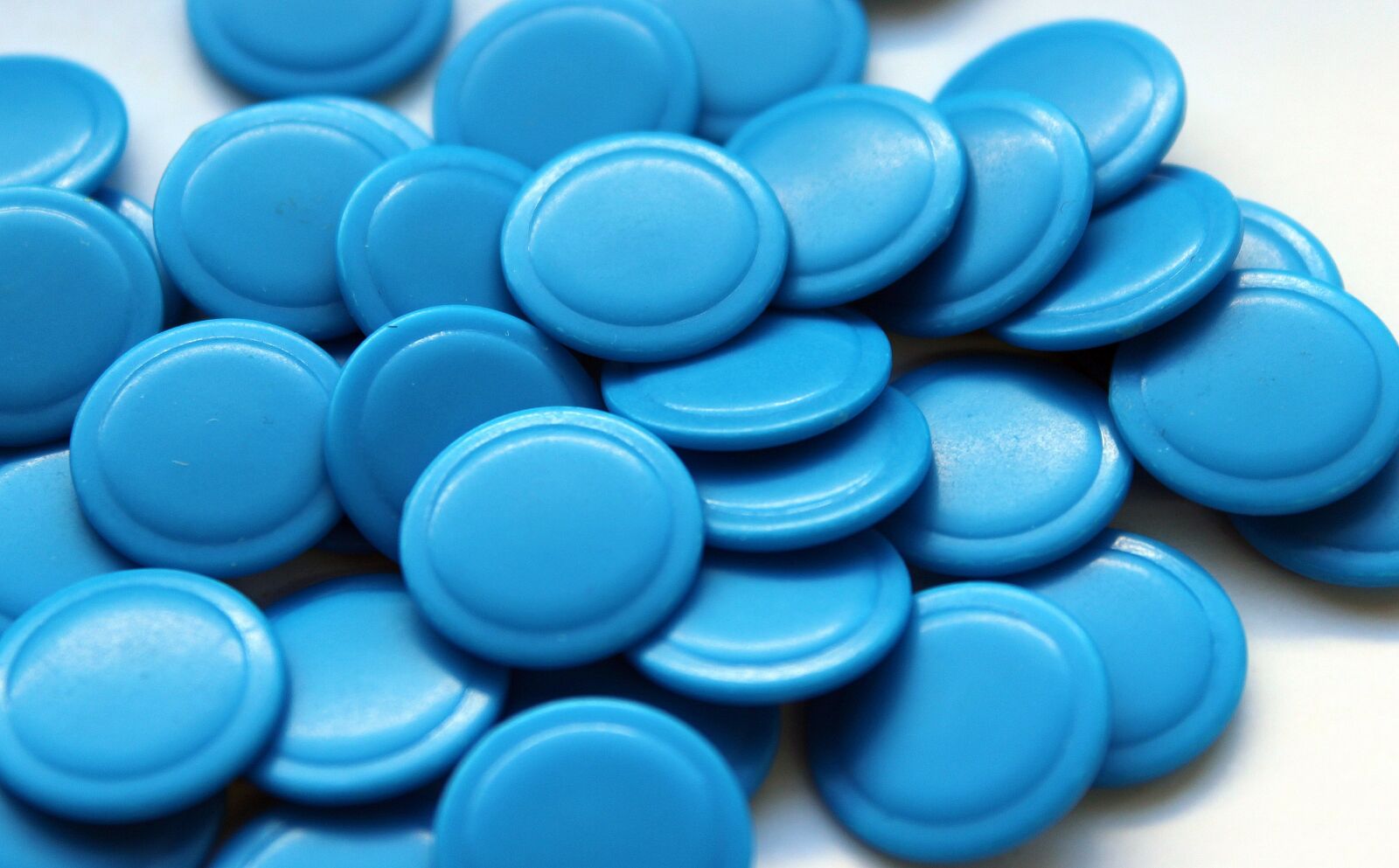 Синие таблетки с изображением кота