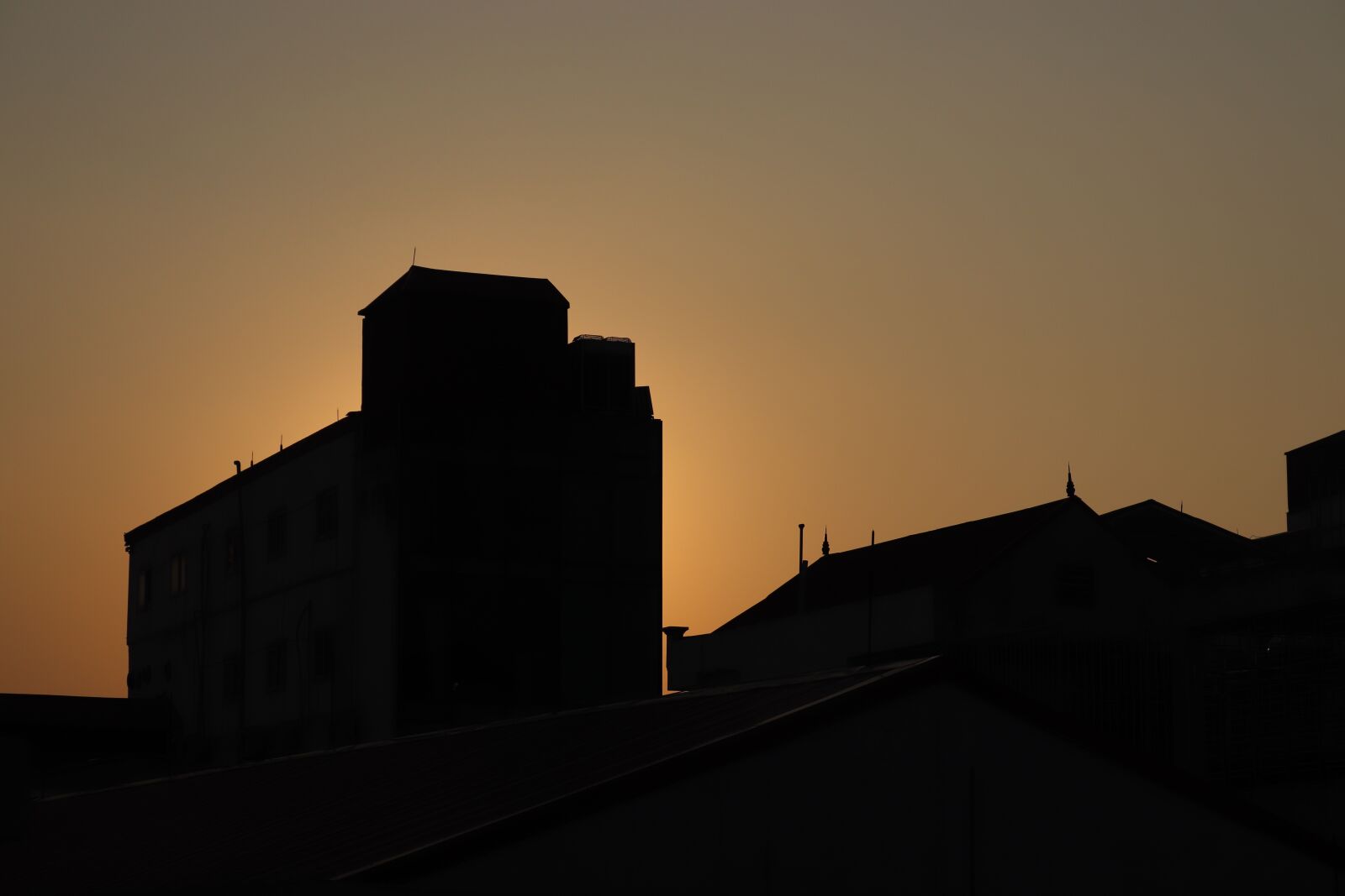 Canon EOS 77D (EOS 9000D / EOS 770D) + Canon EF-S 18-55mm F3.5-5.6 IS STM sample photo. Sunset, winter, city photography