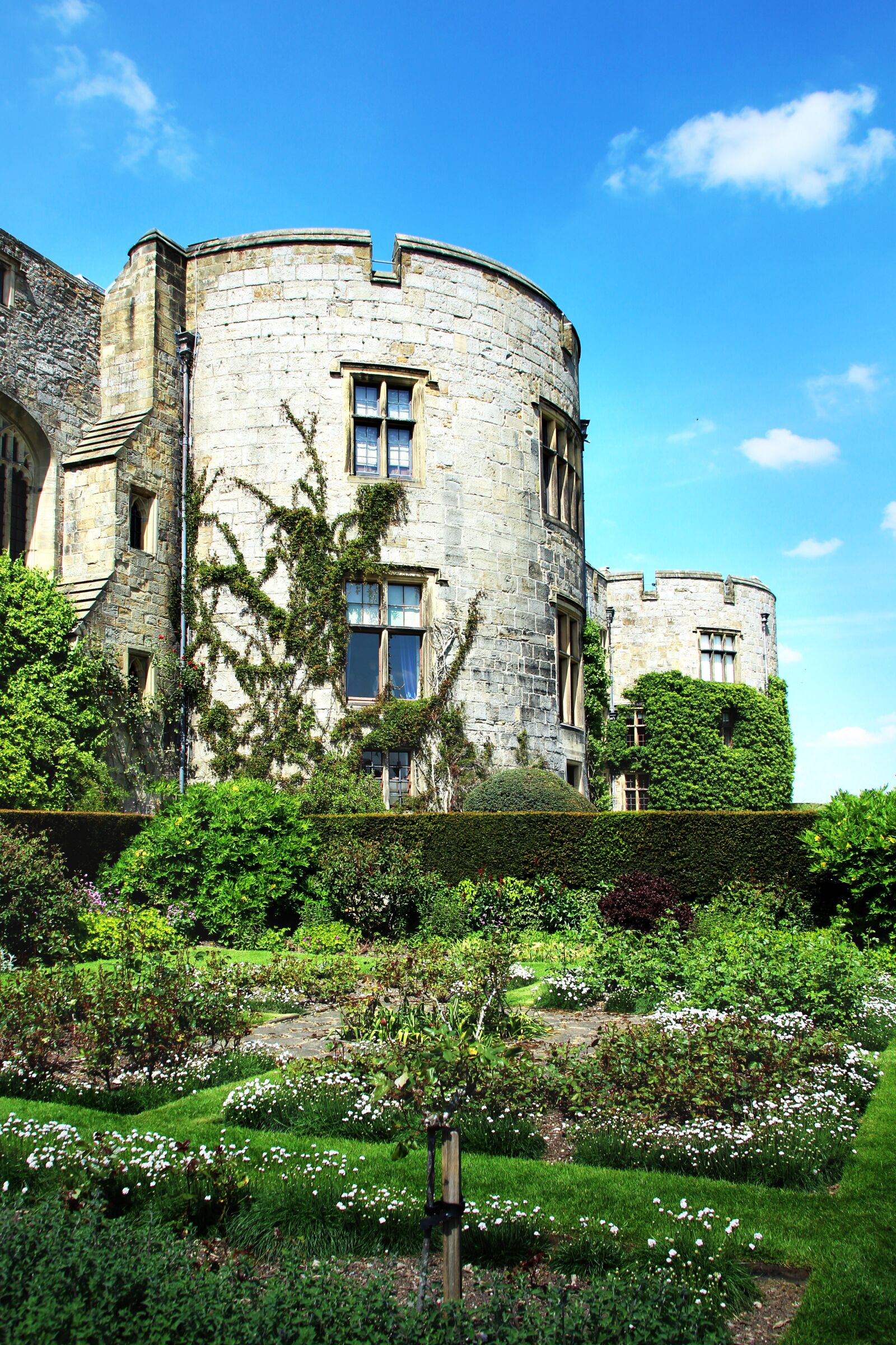 Canon EOS 1300D (EOS Rebel T6 / EOS Kiss X80) sample photo. Castle, garden, tower photography