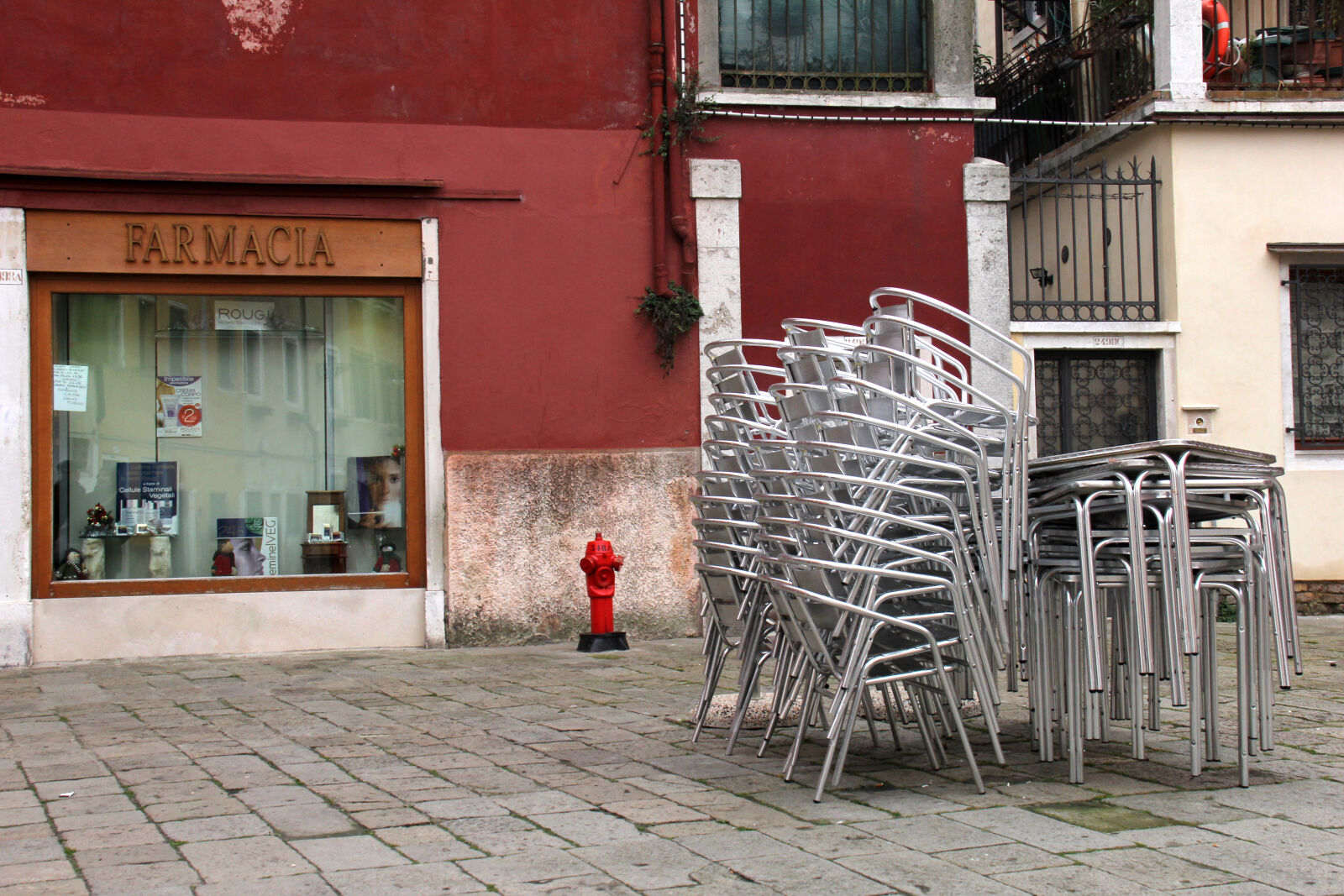 Canon EF-S 18-200mm F3.5-5.6 IS sample photo. Farmacia, fire, hydrant, italia photography