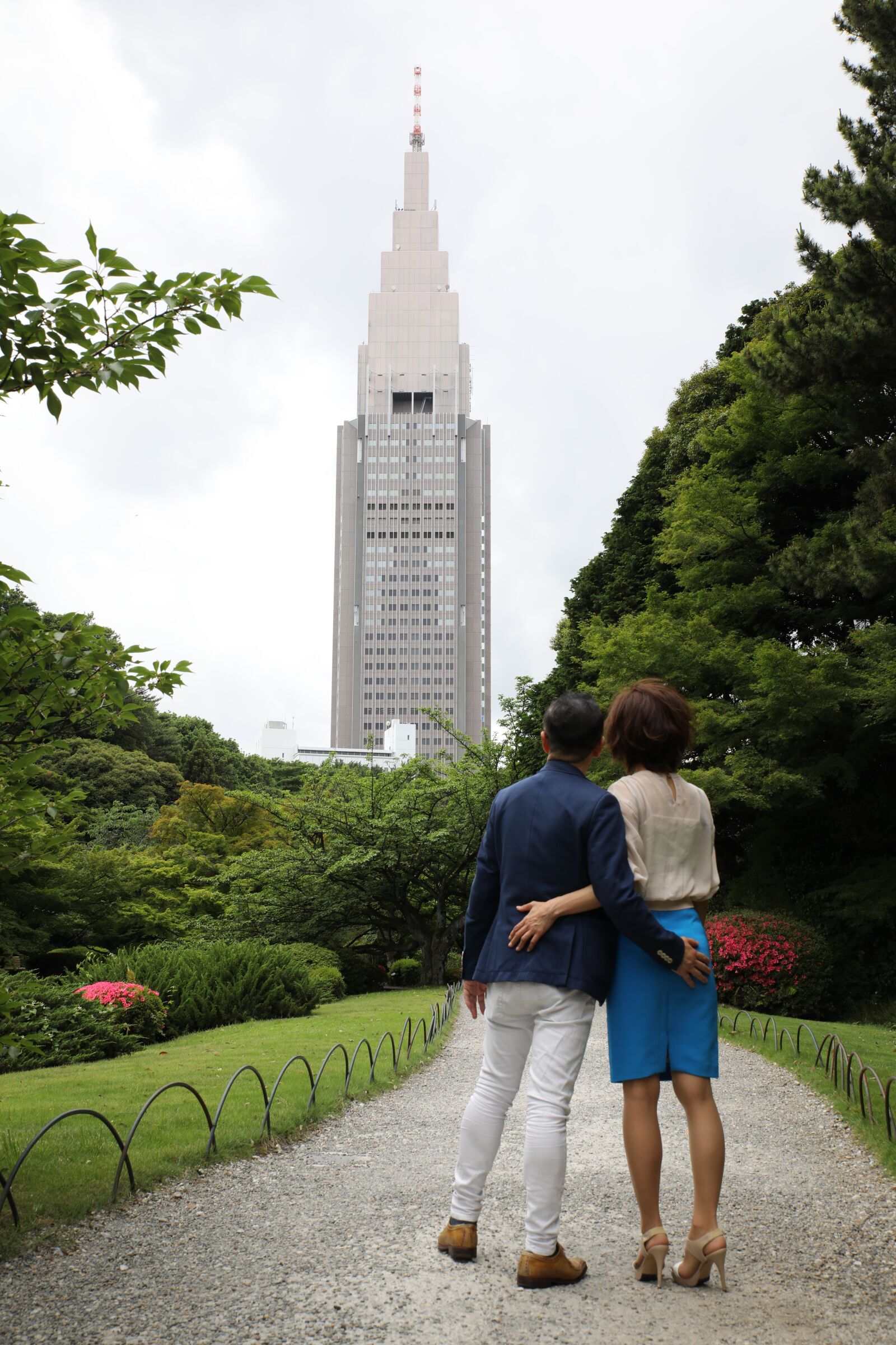Canon EOS 5D Mark IV sample photo. Couple, from behind, date photography