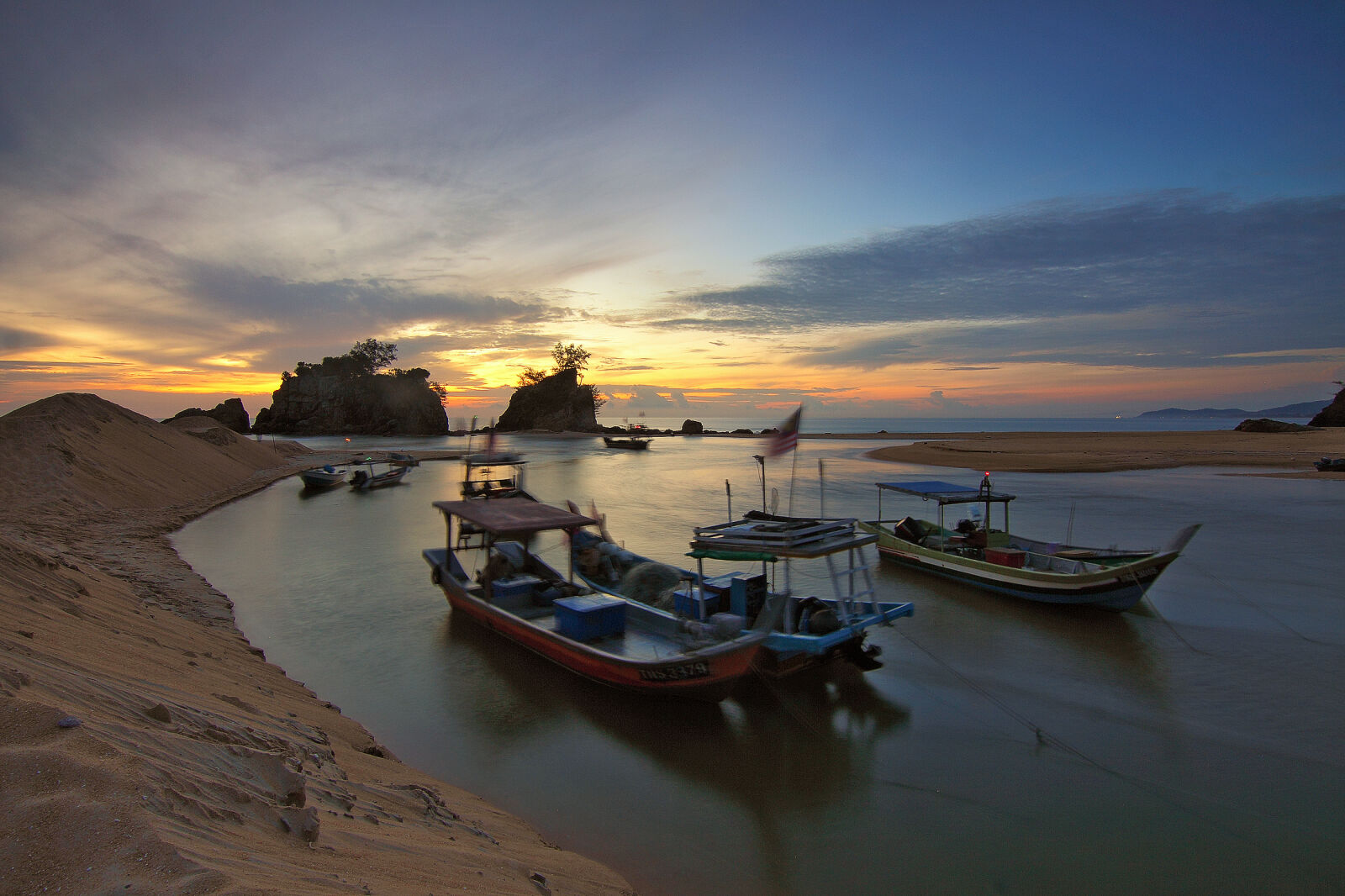 Canon EOS 50D sample photo. Beach, boats, clouds, dawn photography