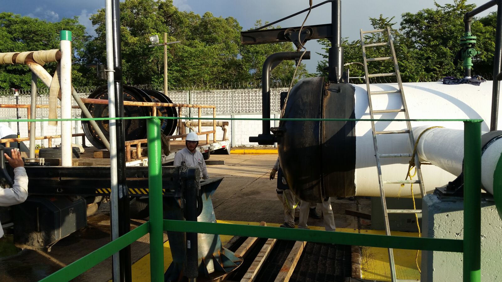 Samsung Galaxy S5 sample photo. Work, maneuvers, industrial photography