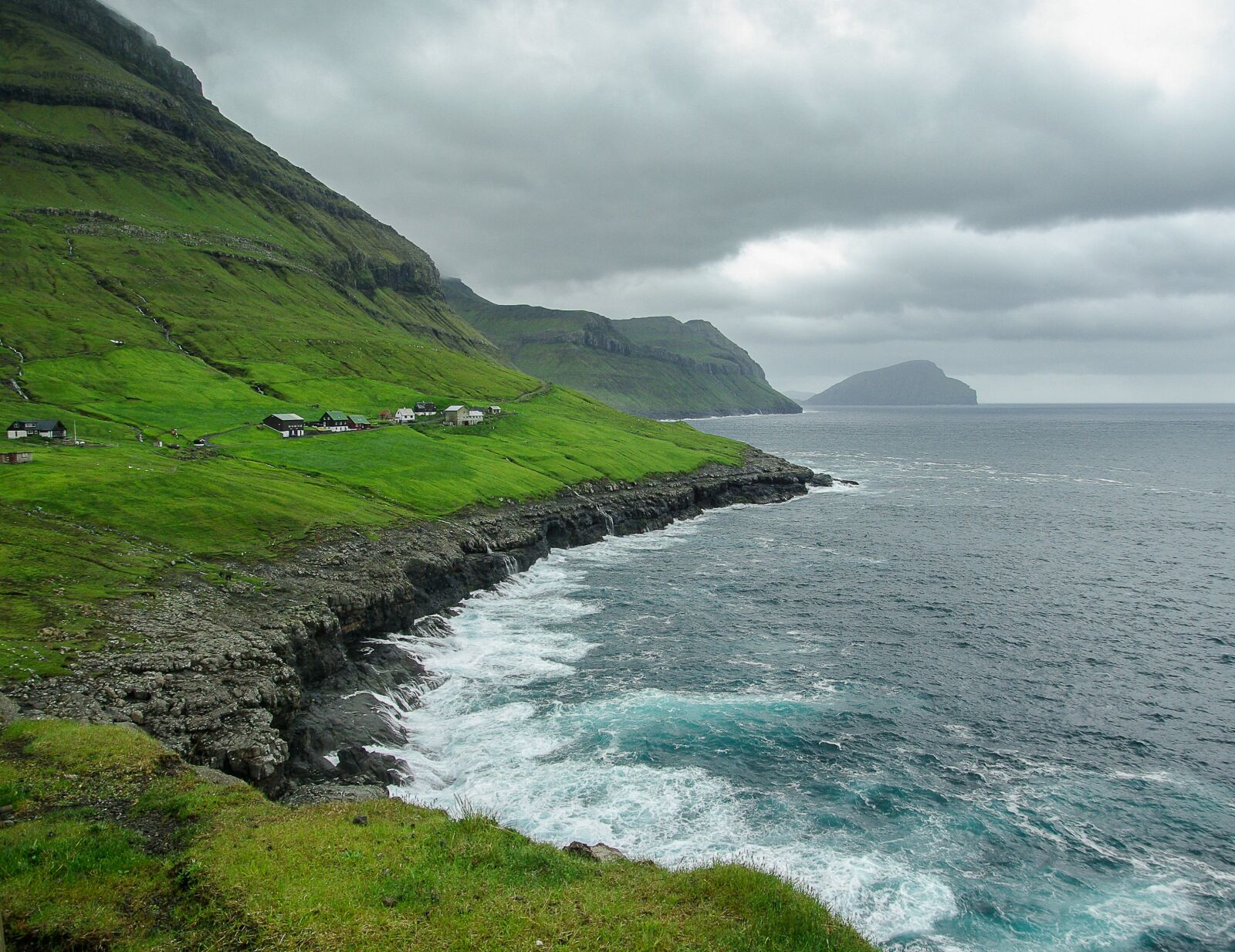Pentax K10D sample photo. Faroes, rocks, pastures photography