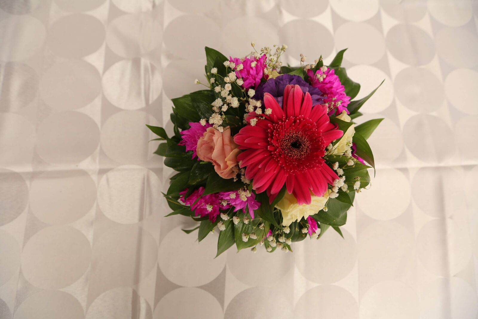 Canon EF 16-35mm F2.8L II USM sample photo. Bouquet, romantic, silk, tablecloth photography