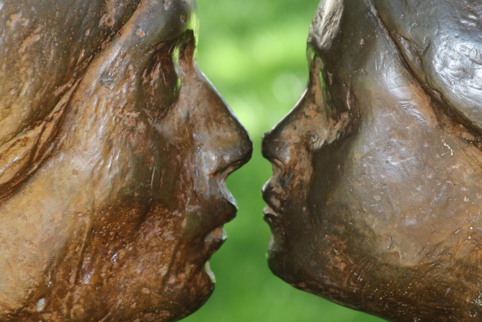 Canon EOS 7D Mark II sample photo. Bronze, kiss, love, mothers photography