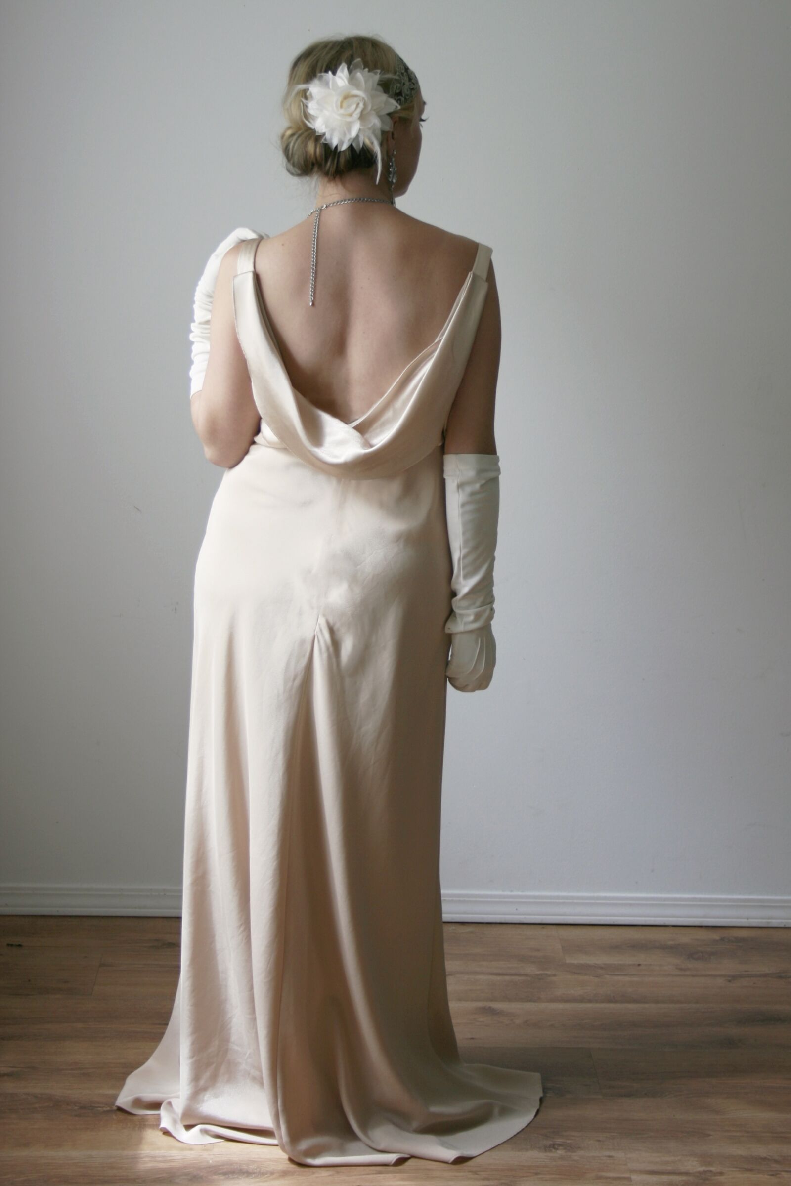 Canon EOS 400D (EOS Digital Rebel XTi / EOS Kiss Digital X) sample photo. Woman, back, gown photography