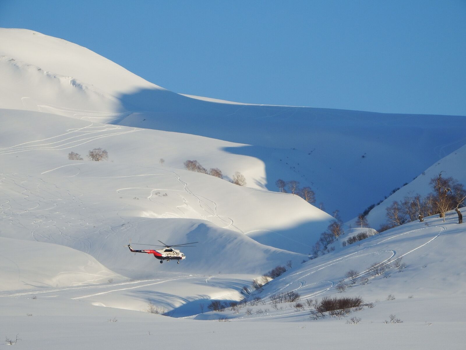 Fujifilm FinePix S1 sample photo. Helicopter, landing, mountains photography