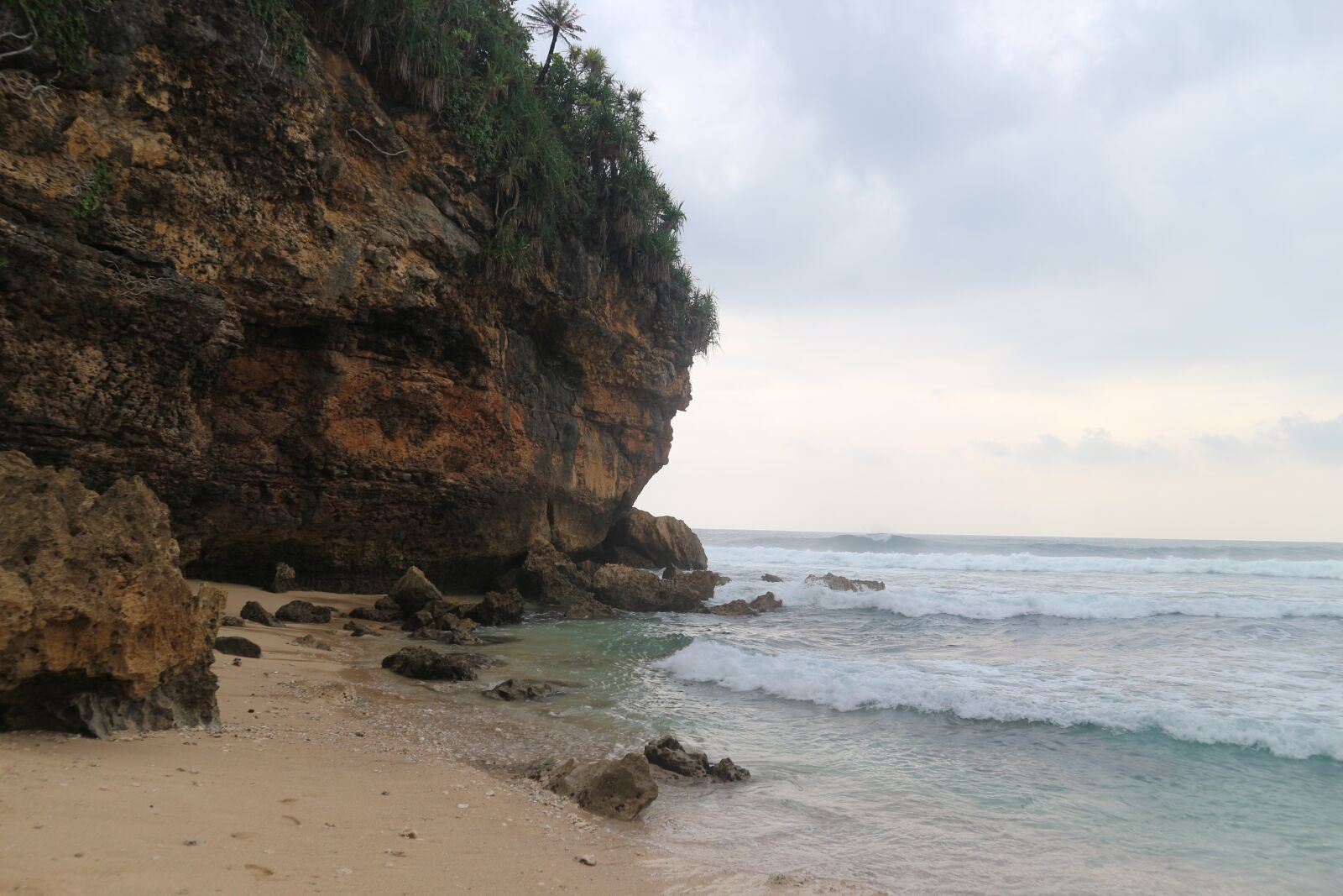 Canon EF-M 15-45mm F3.5-6.3 IS STM sample photo. Beach, stone, stones photography