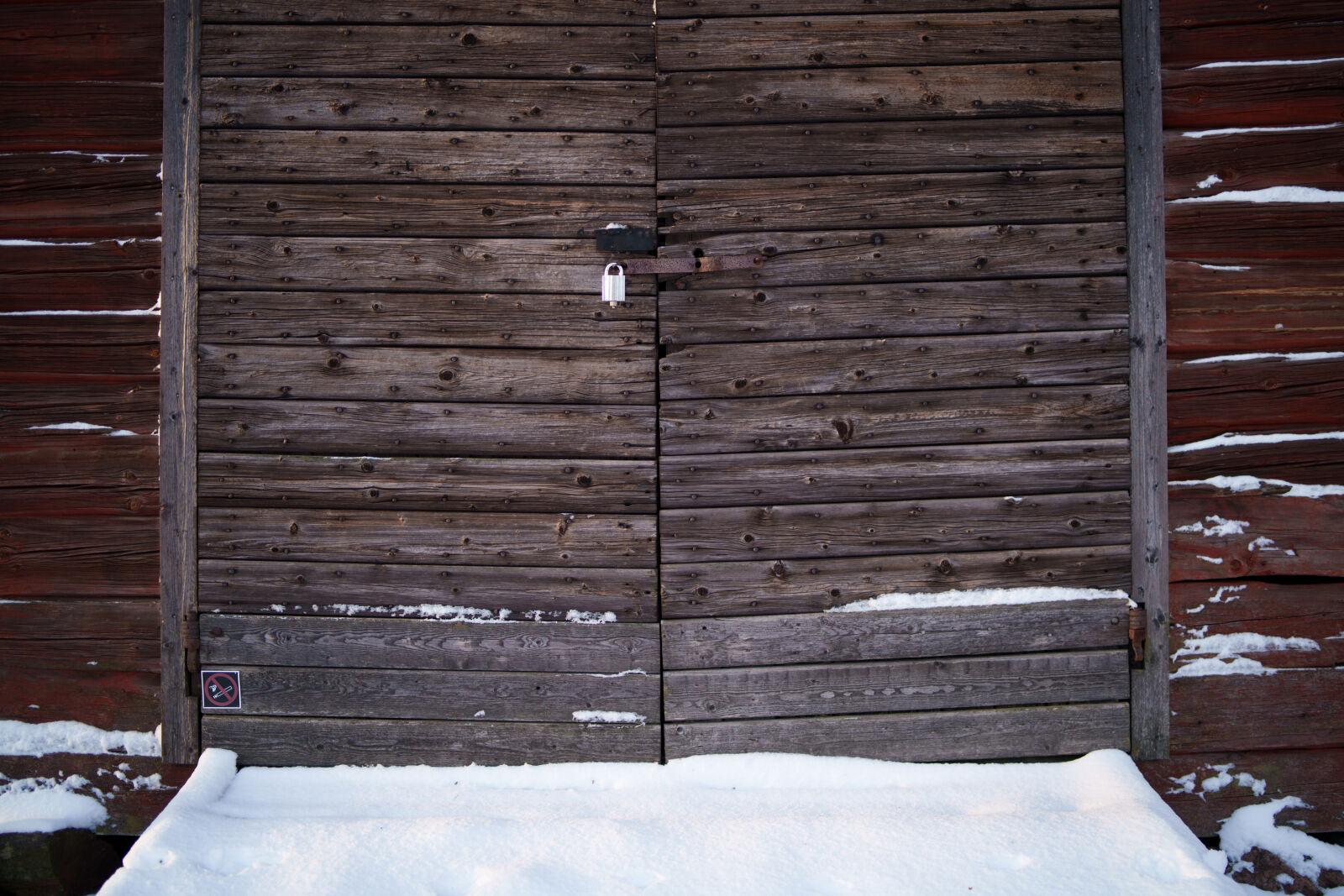 Samyang AF 35mm F1.4 P sample photo. Old barn door f1.4 photography