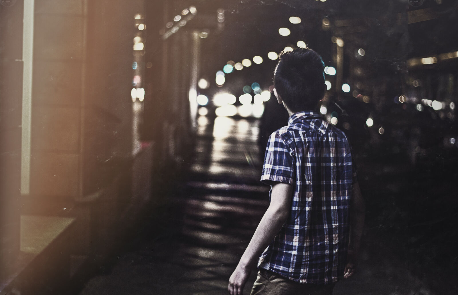 Canon EOS 600D (Rebel EOS T3i / EOS Kiss X5) + Canon EF 50mm F1.8 II sample photo. Arm, boy, ghetto, night photography