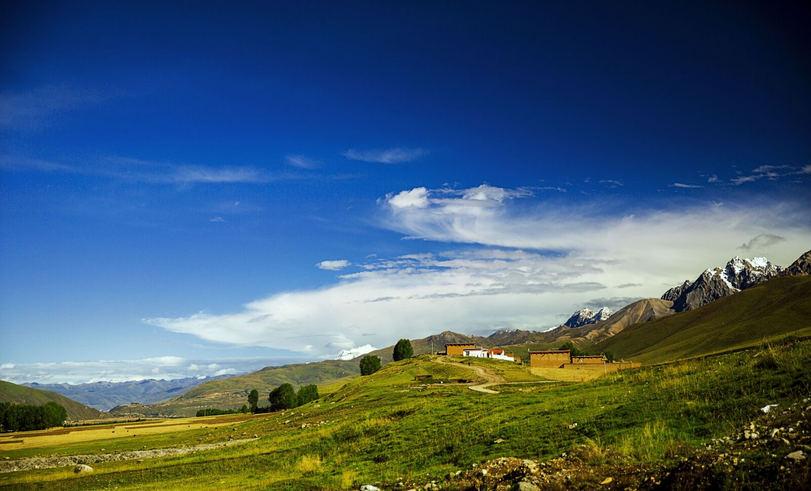 Canon EF 24-70mm F2.8L II USM sample photo. Tibet scenery, cangzhai, blue photography