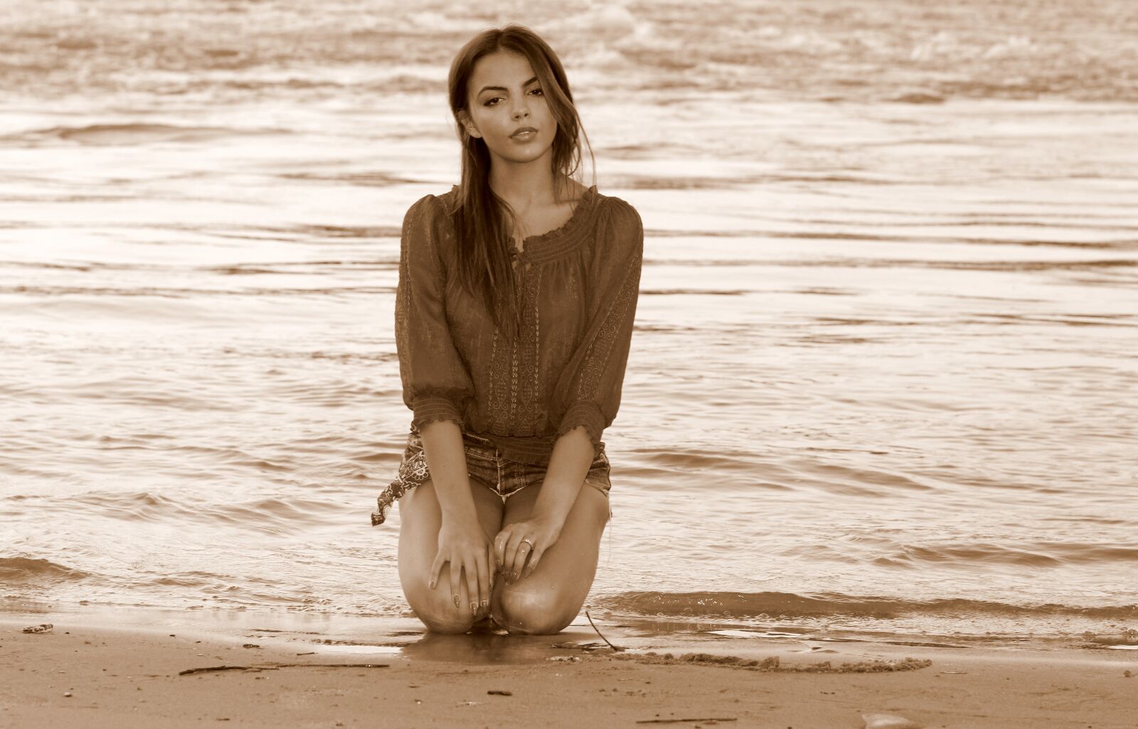 Canon EOS 700D (EOS Rebel T5i / EOS Kiss X7i) + Canon EF 85mm F1.8 USM sample photo. Girl, water, waves photography