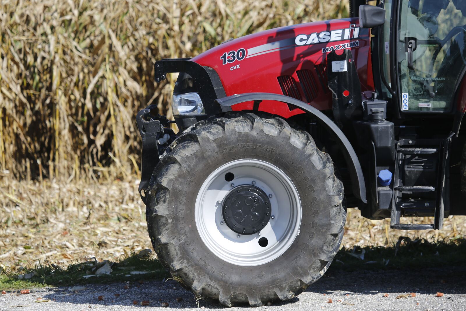 Canon EF 100-400mm F4.5-5.6L IS USM sample photo. Agriculture, tractor, rural photography