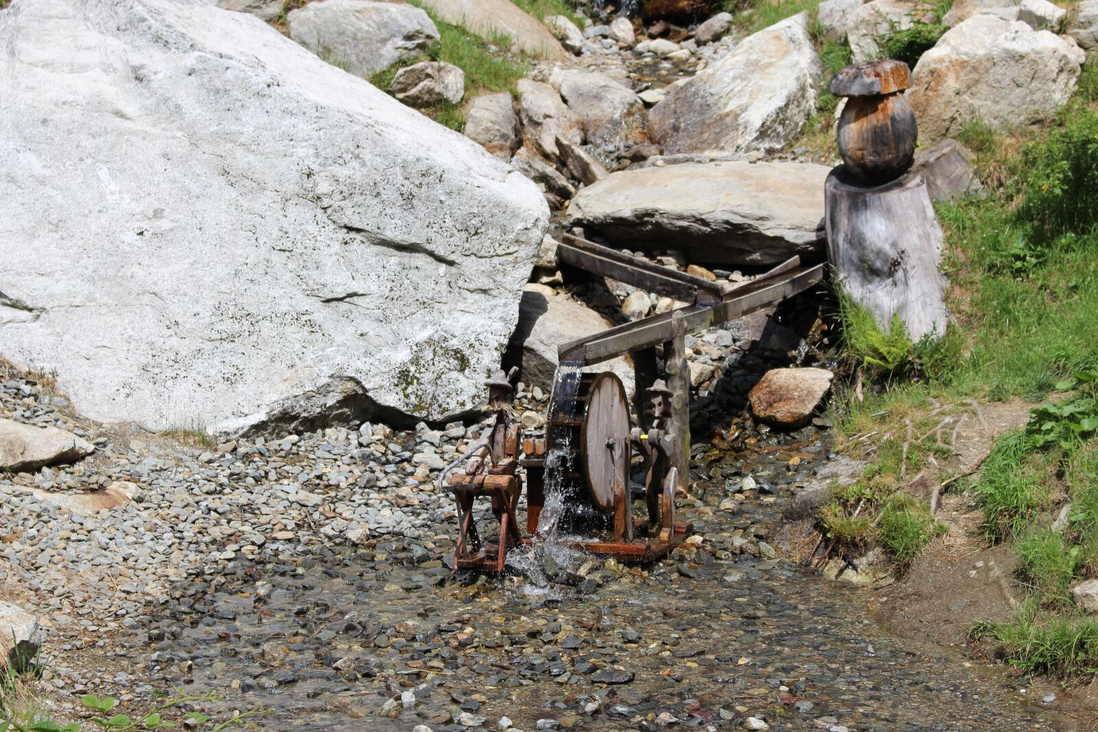 Canon EOS 700D (EOS Rebel T5i / EOS Kiss X7i) sample photo. Waterwheel, stones, water photography