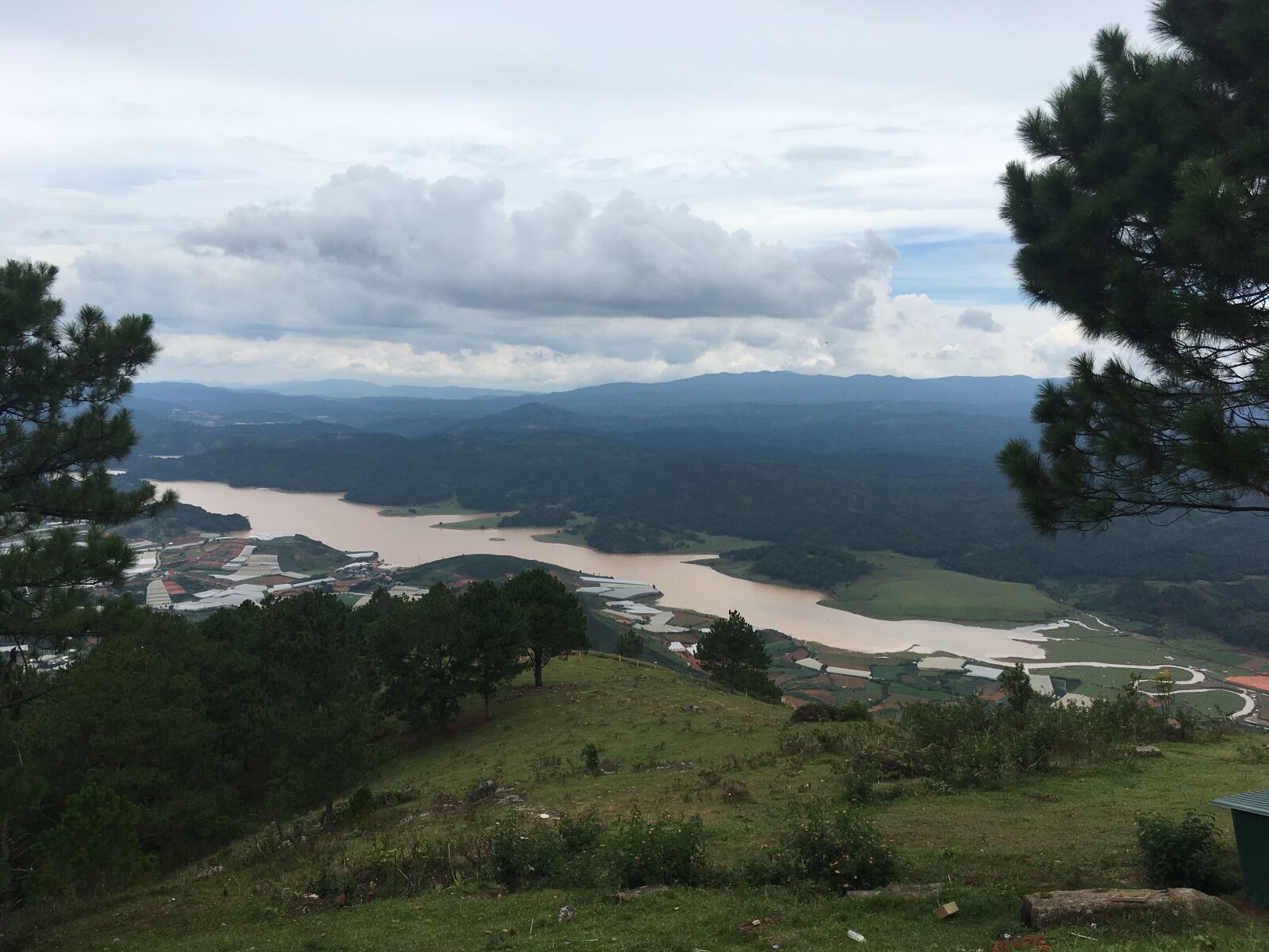 iPhone SE back camera 4.15mm f/2.2 sample photo. Dalat, lam, from on photography