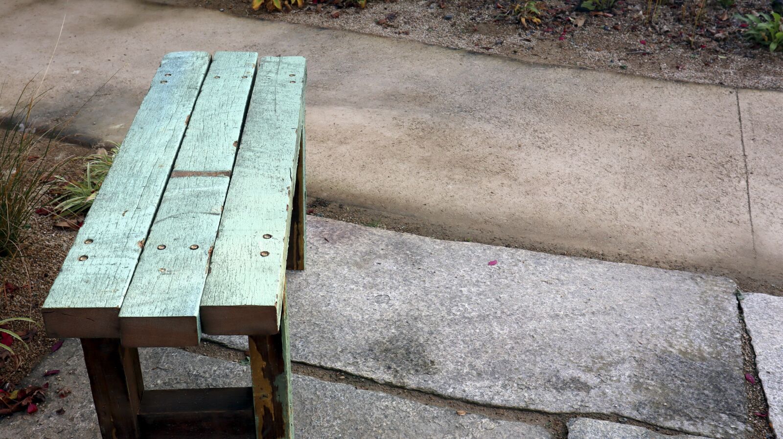 Canon EF-M 15-45mm F3.5-6.3 IS STM sample photo. Chair, bench, garden photography