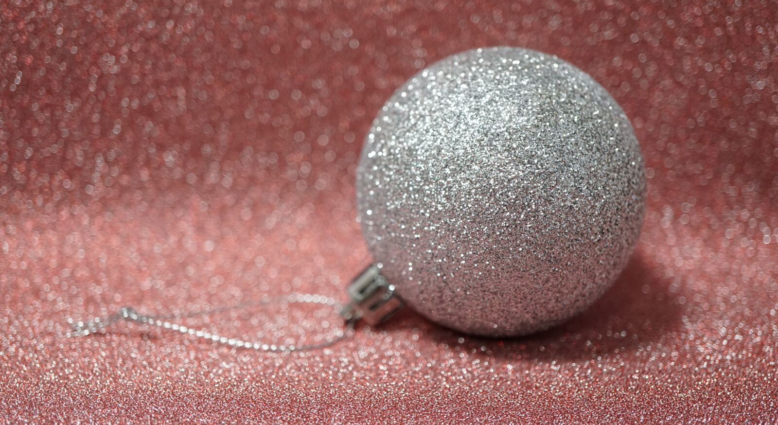 Sony E 30mm F3.5 Macro sample photo. Christmas bauble, background, christmas photography