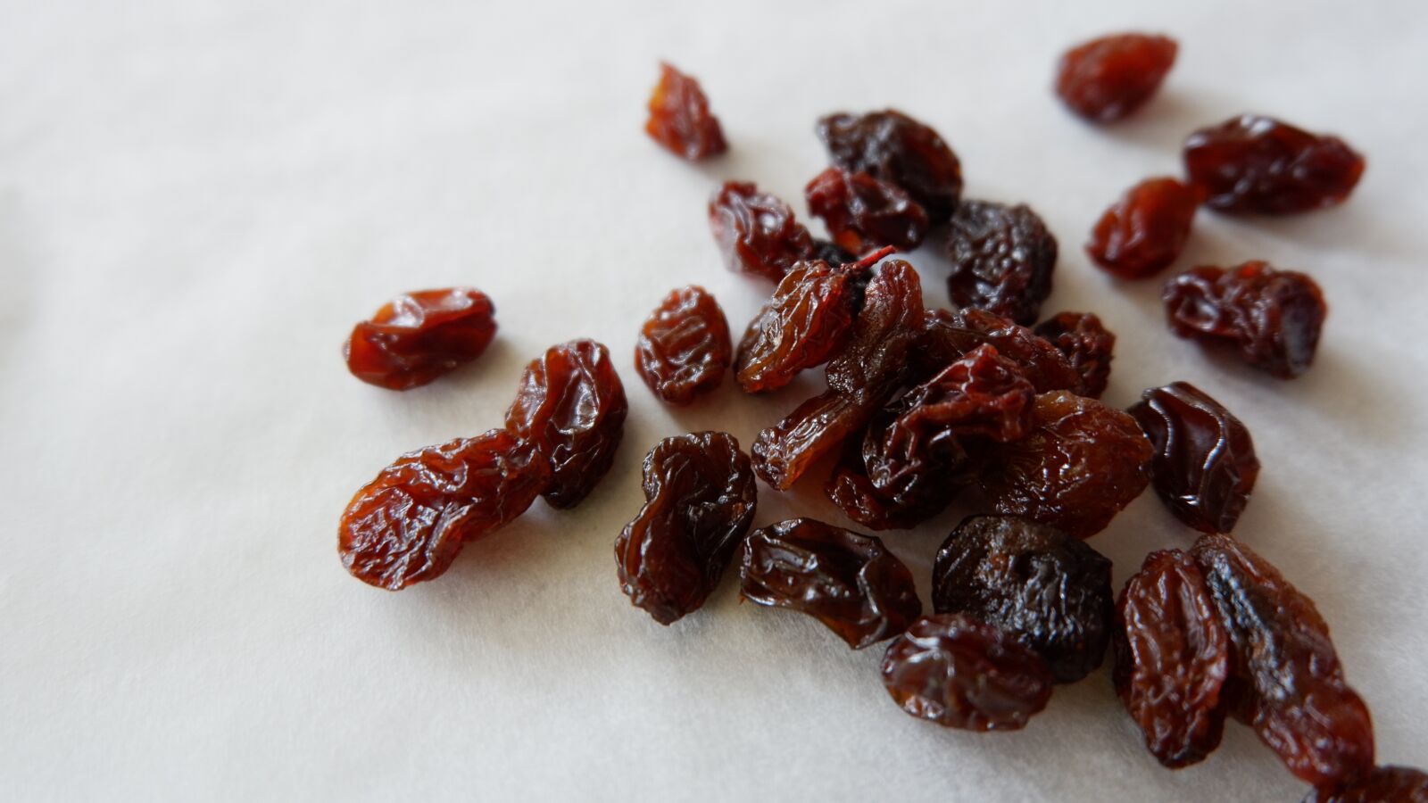 Fujifilm X-A3 + Fujifilm XC 16-50mm F3.5-5.6 OIS II sample photo. Raisin, black currant, food photography