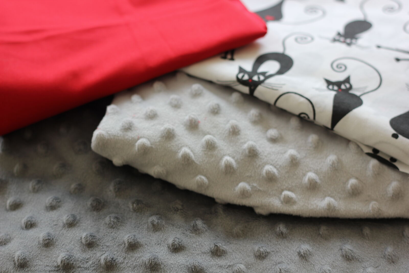 Canon EOS 550D (EOS Rebel T2i / EOS Kiss X4) sample photo. Cat, cats, cotton, red photography