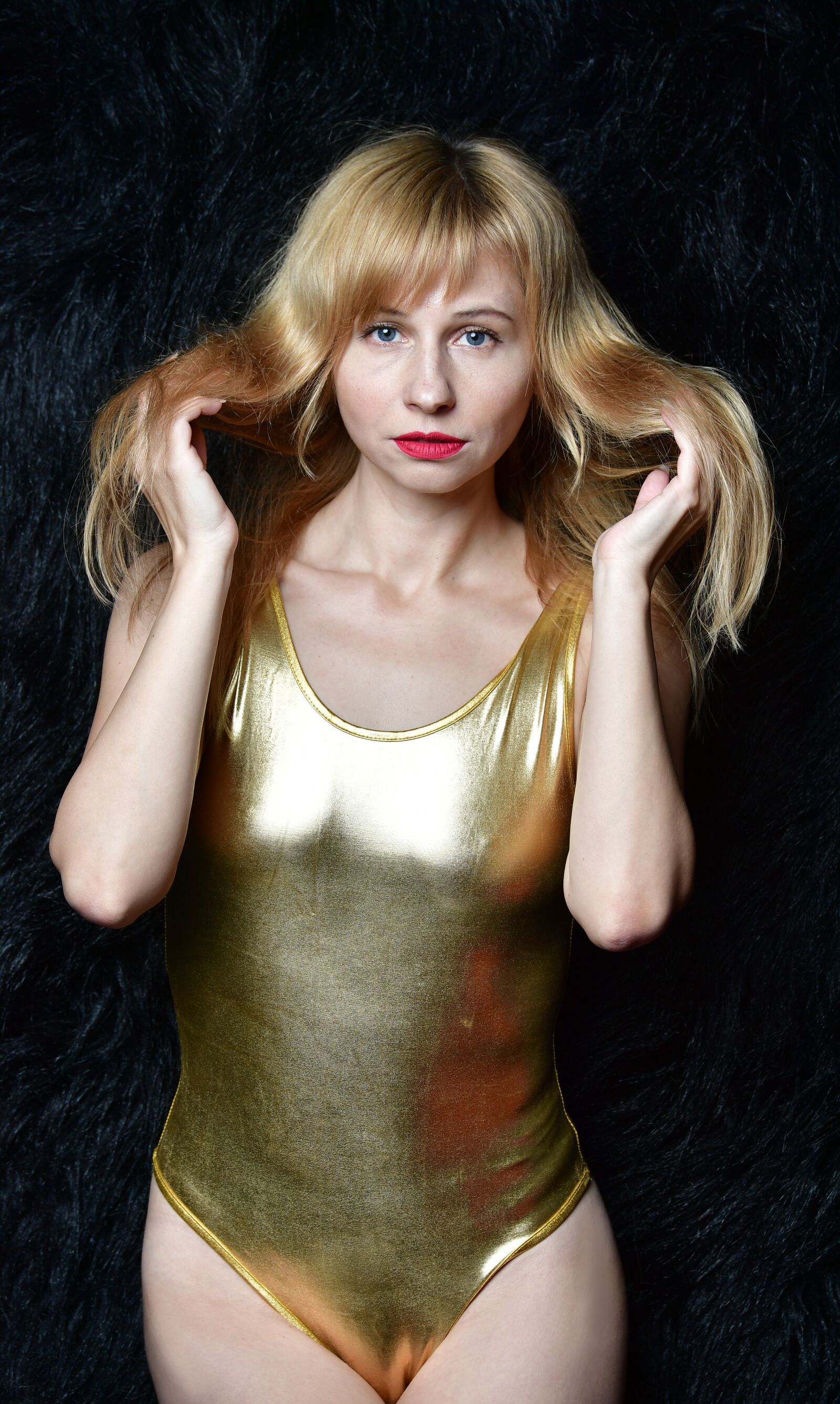 Nikon D5 sample photo. Swimsuit, gold, golden photography