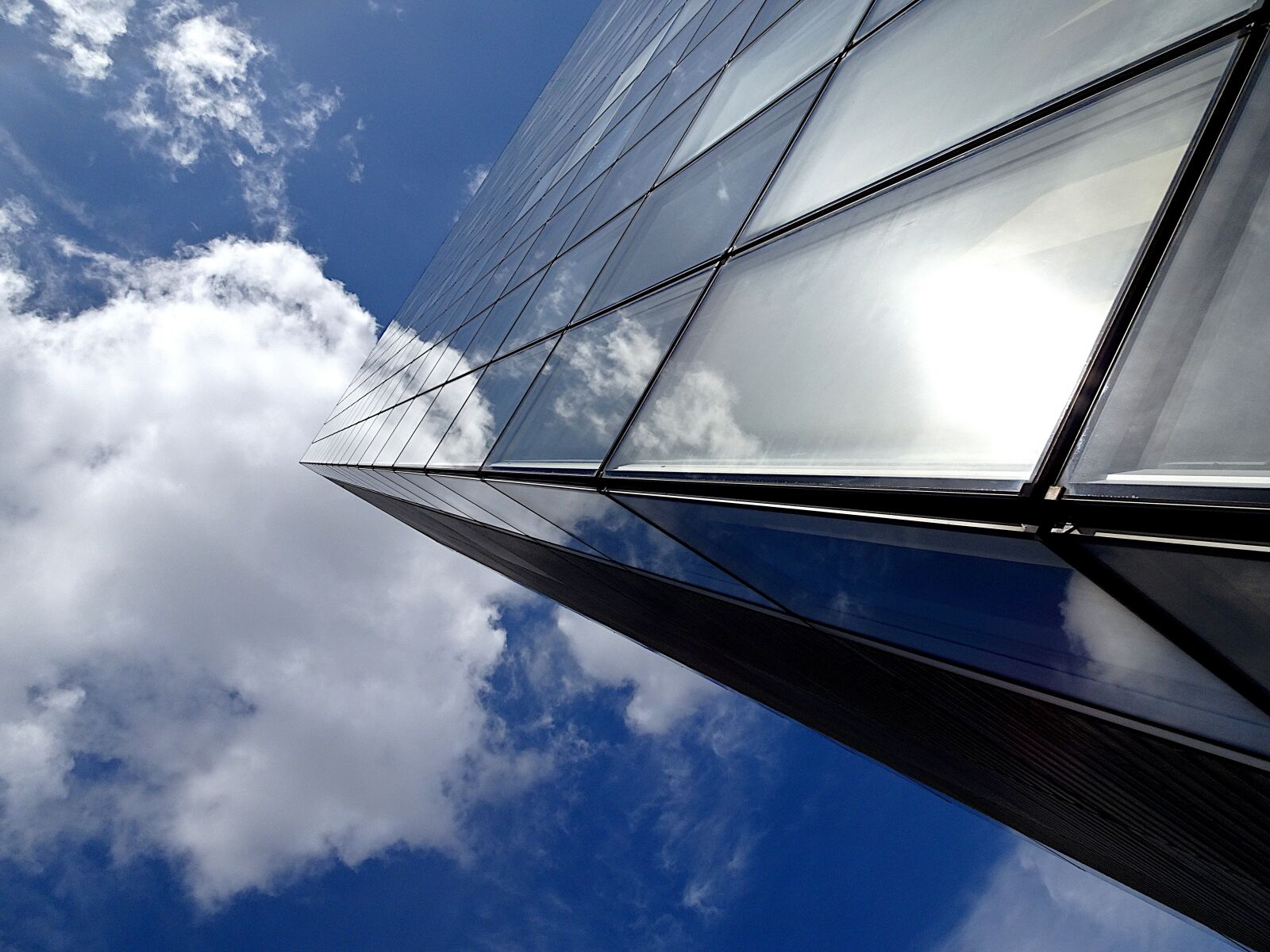 Sony Cyber-shot DSC-HX90V sample photo. Contemporary architecture, facade, glass photography
