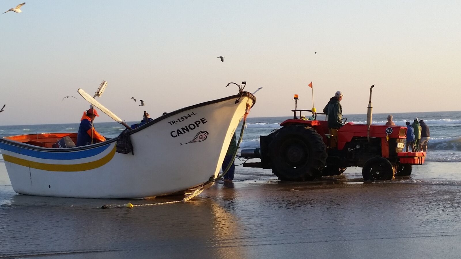 Samsung Galaxy S5 sample photo. Boat, sea, beach photography