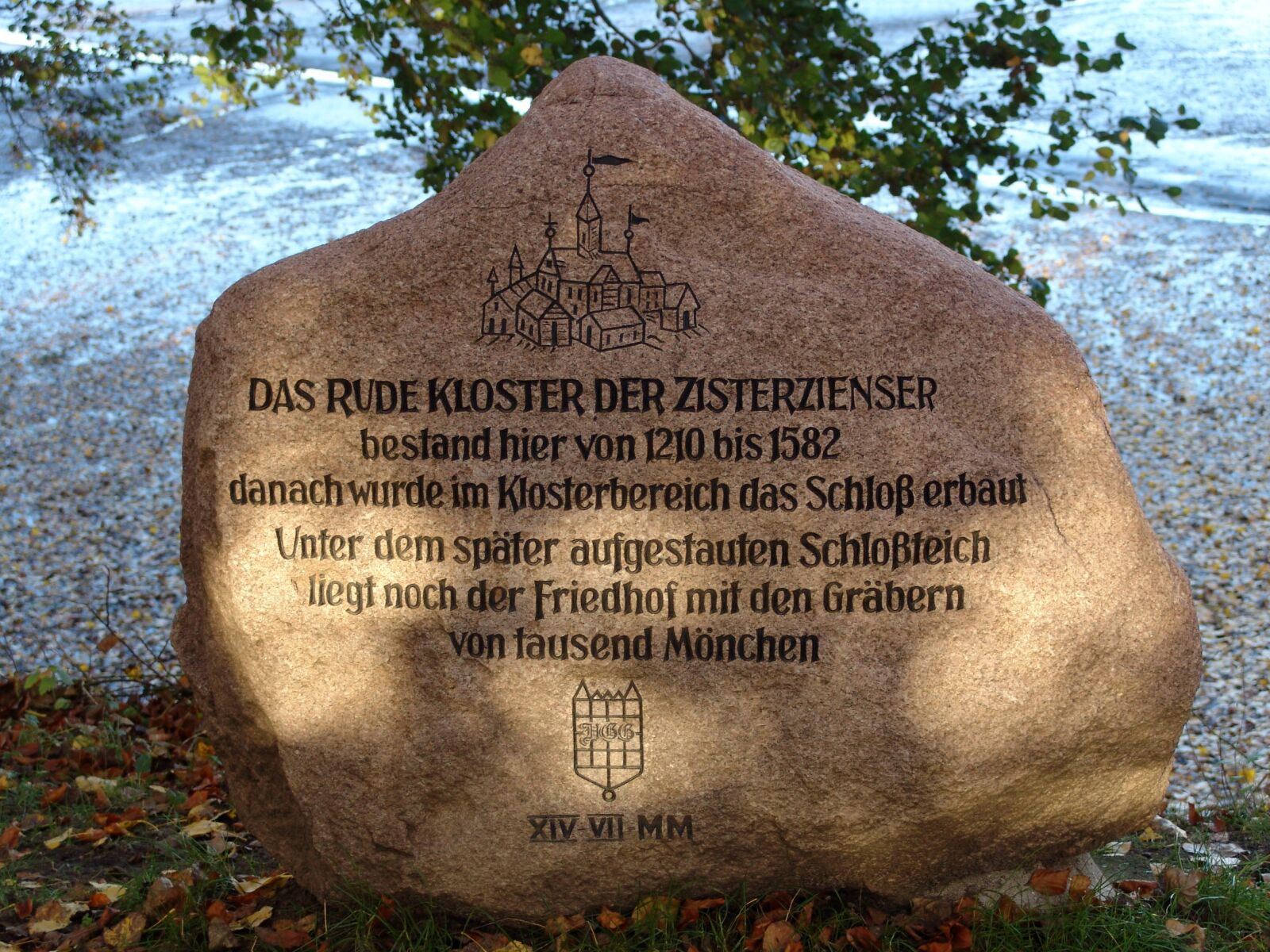 Sony DSC-F828 sample photo. Glücksburg, stone, note photography