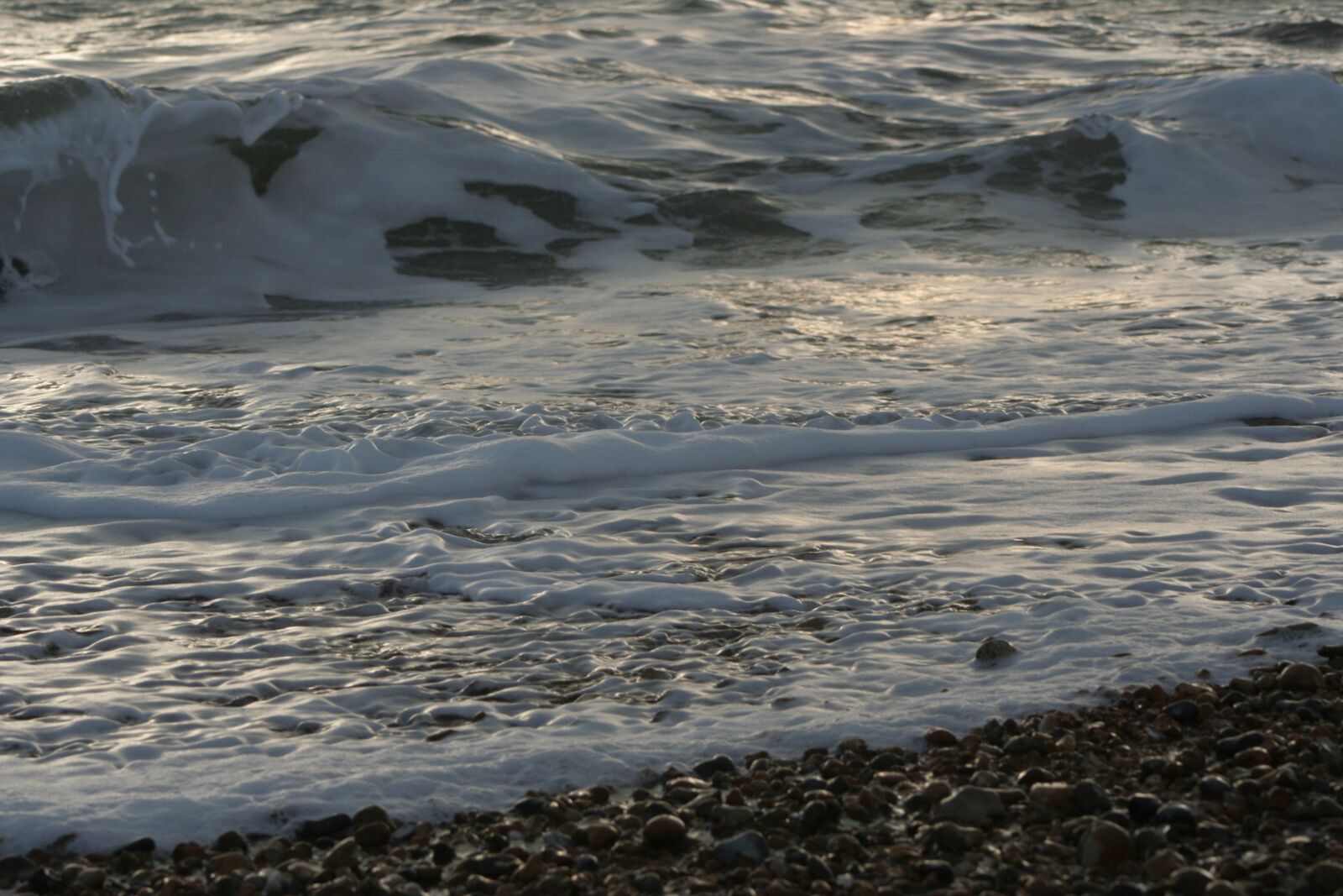 Canon EOS 350D (EOS Digital Rebel XT / EOS Kiss Digital N) sample photo. Waves, beach, sea photography
