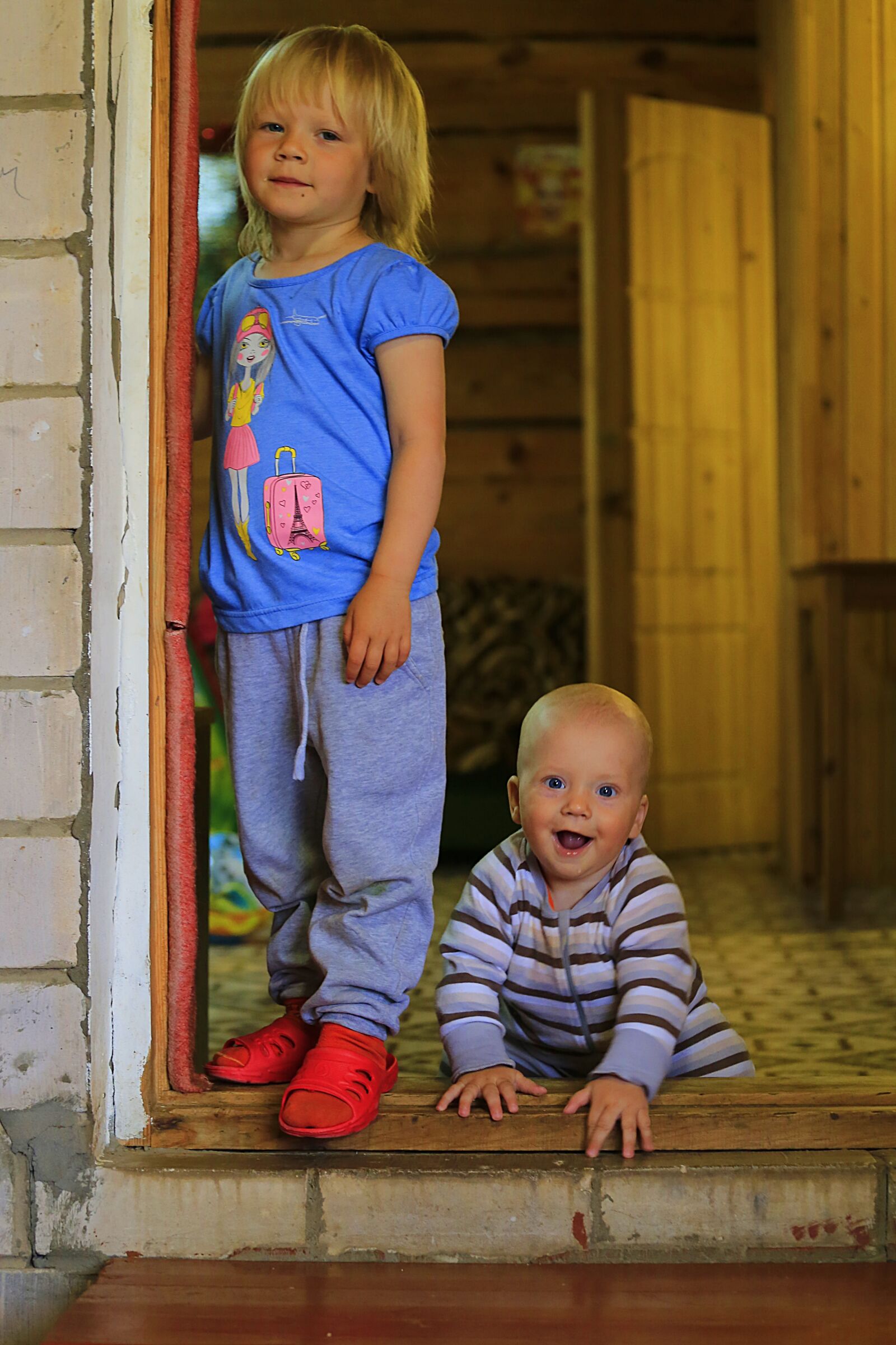 Canon EOS 6D + Canon EF 70-200mm F4L USM sample photo. Kids, brother and sister photography