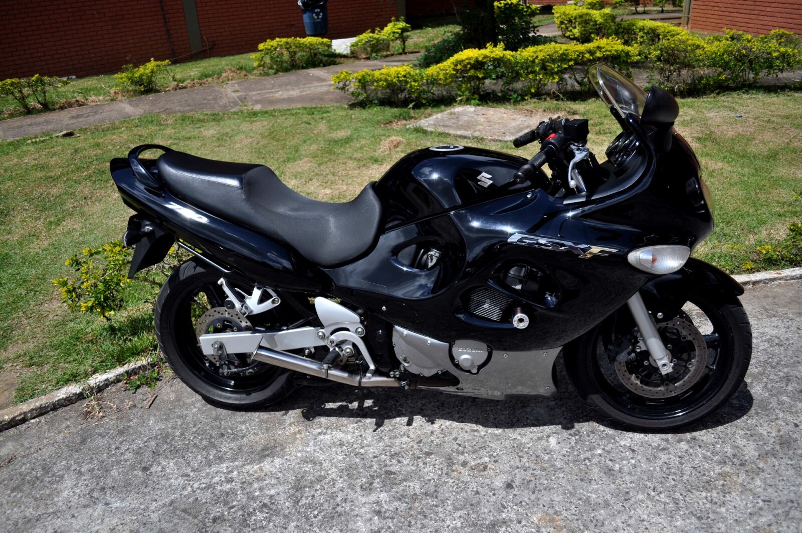 Nikon D5000 sample photo. Suzuki, gsxf, bike photography