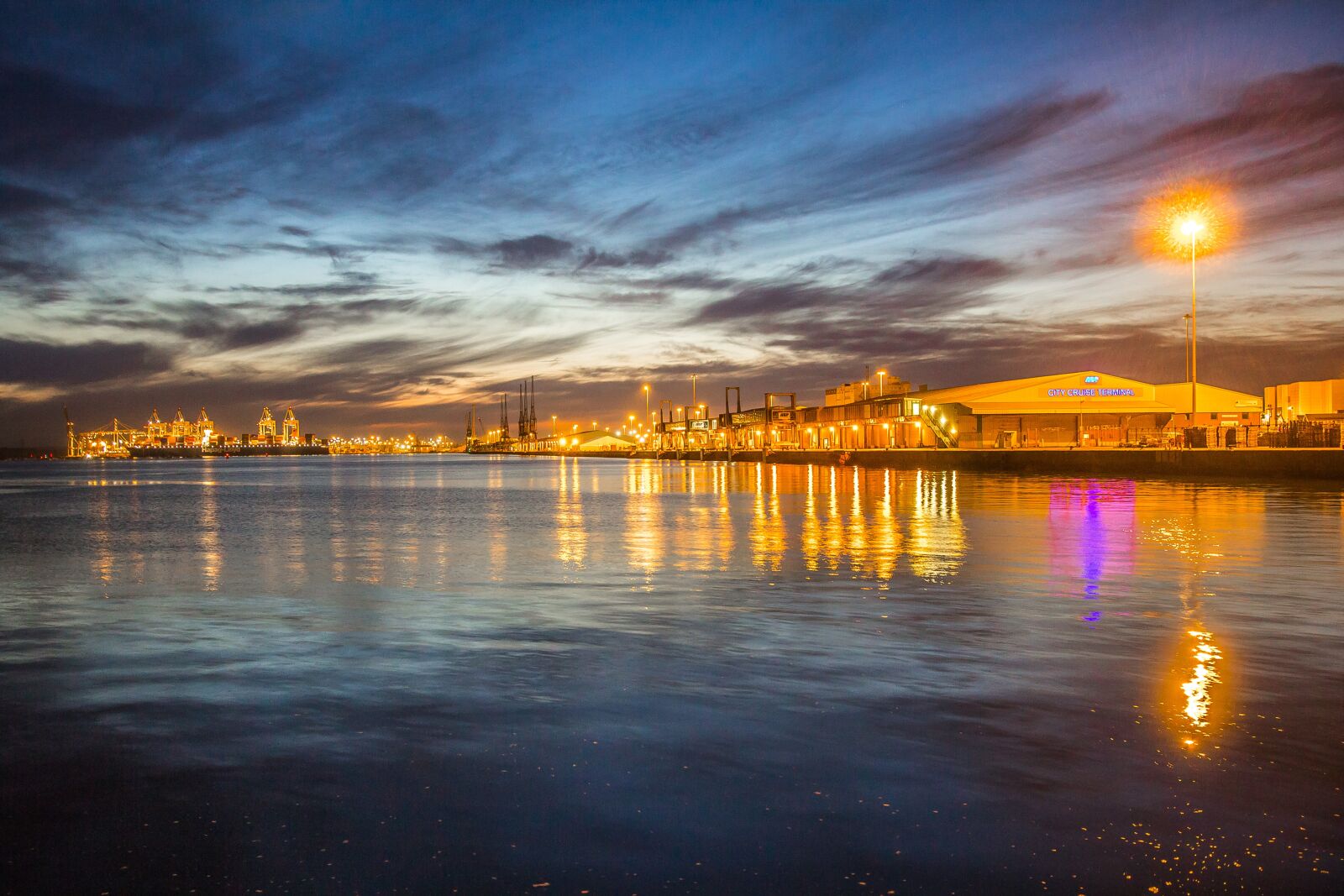 Canon EF-S 10-22mm F3.5-4.5 USM sample photo. Southampton, port, twilight photography