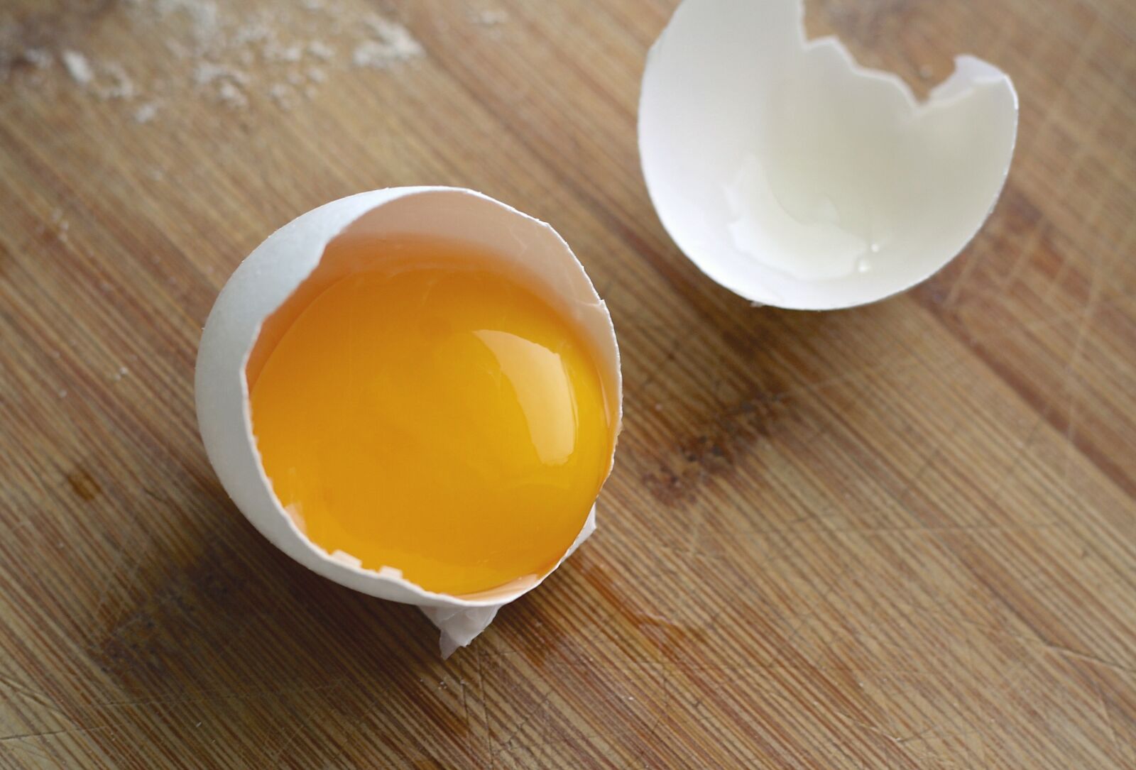 Canon EOS 1000D (EOS Digital Rebel XS / EOS Kiss F) sample photo. Egg, cracked, ingredient photography