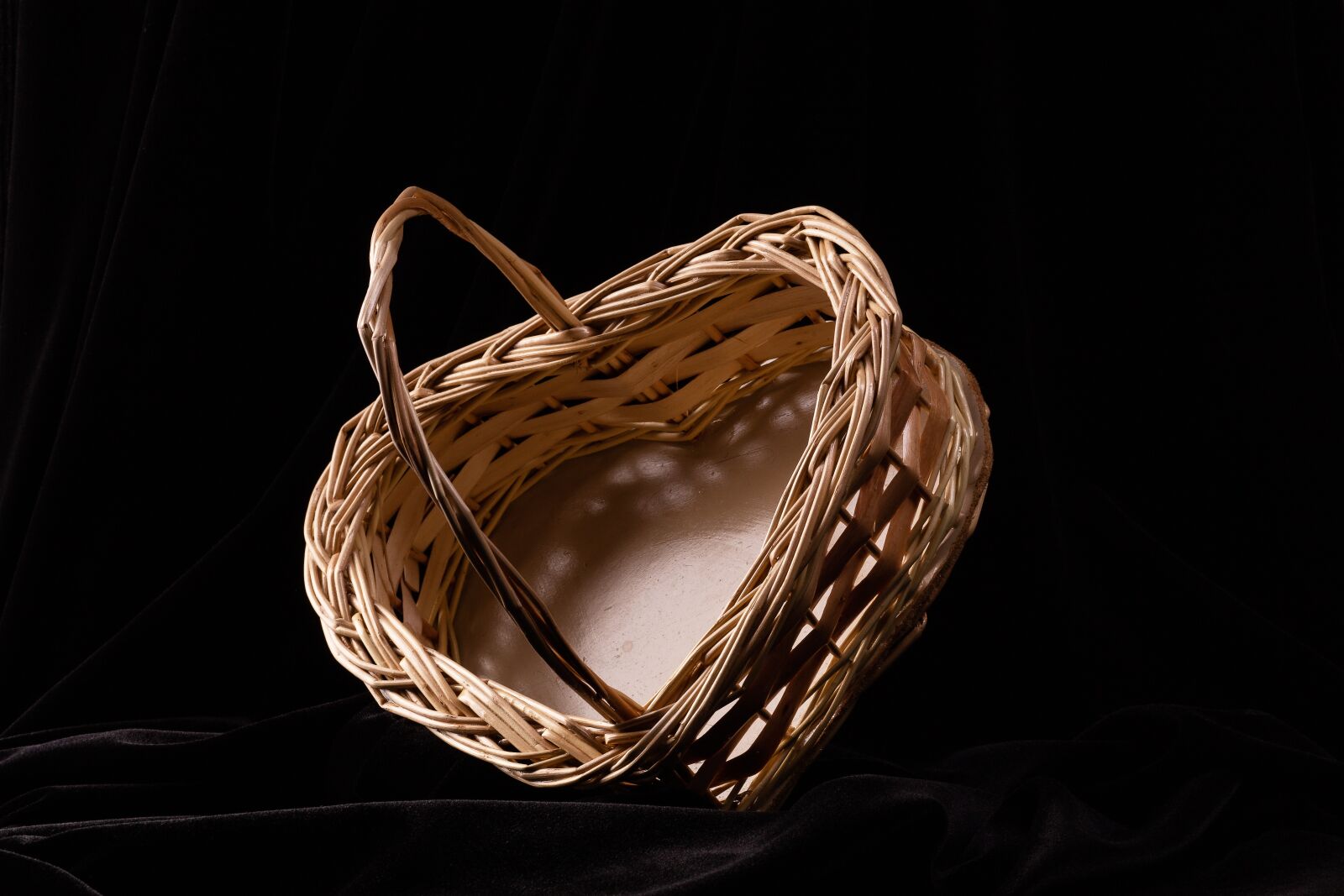 Canon EF 85mm F1.8 USM sample photo. Valentine, basket, ornament photography