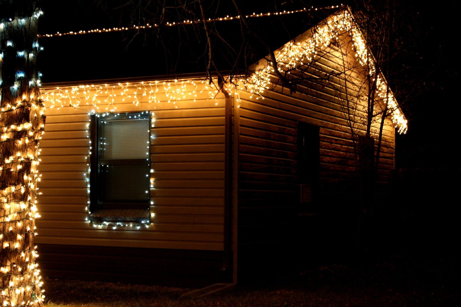 f/3.5-5.6 IS sample photo. House, icicle, christmas light photography