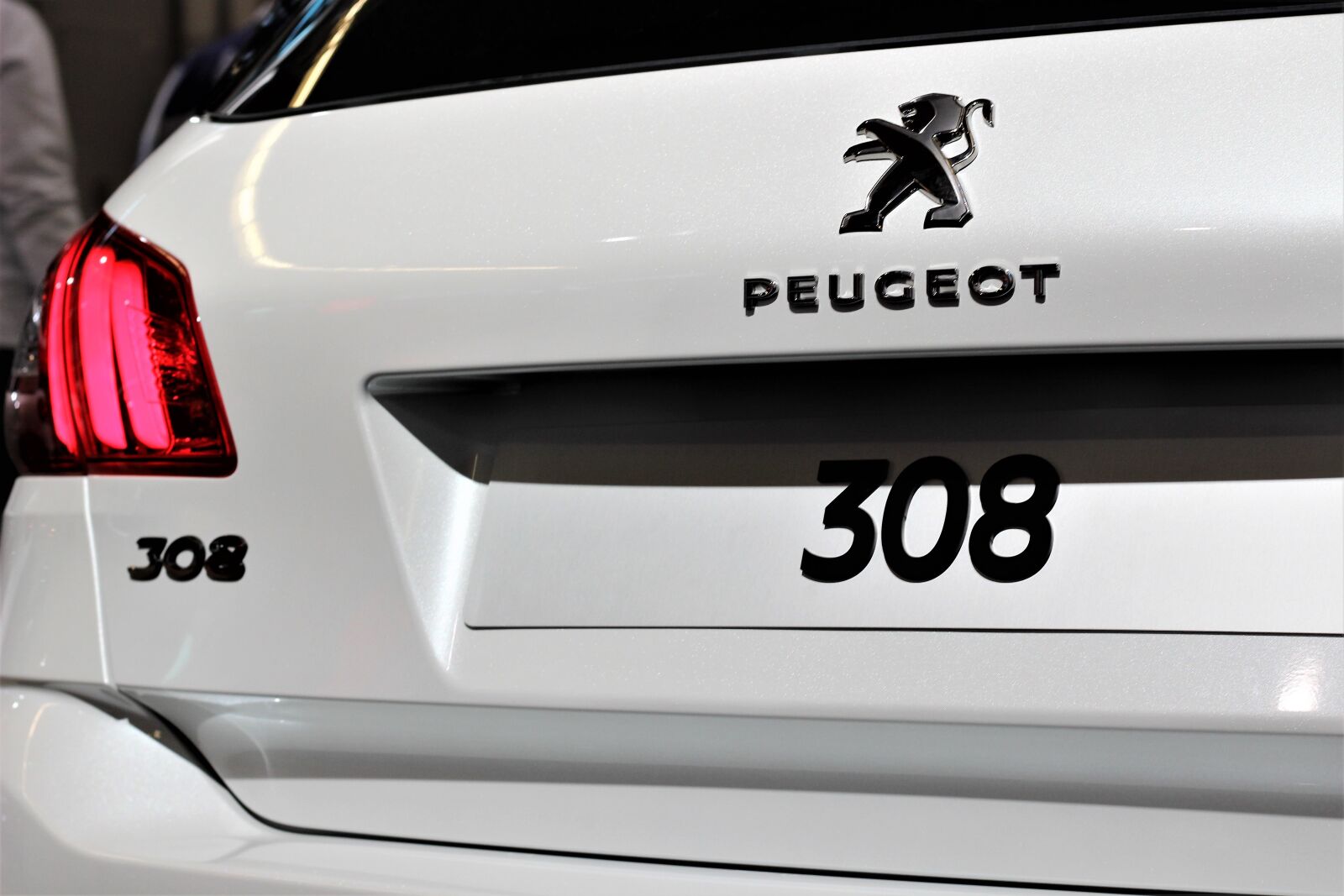 Canon EOS 600D (Rebel EOS T3i / EOS Kiss X5) + Canon EF 50mm F1.8 II sample photo. Car, peugeot 308, auto photography