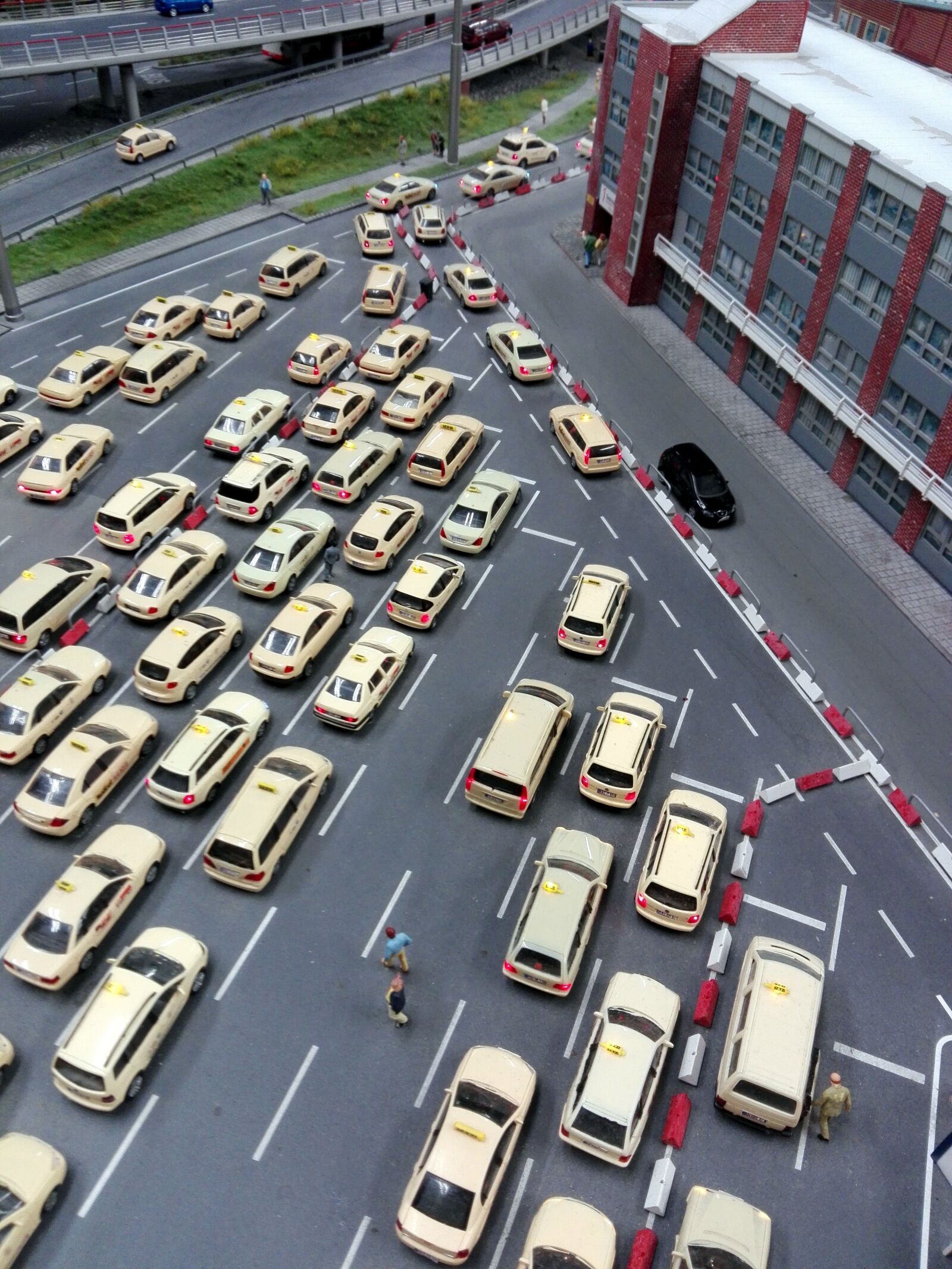 HUAWEI P8 Lite sample photo. Taxi, taxi stand, traffic photography