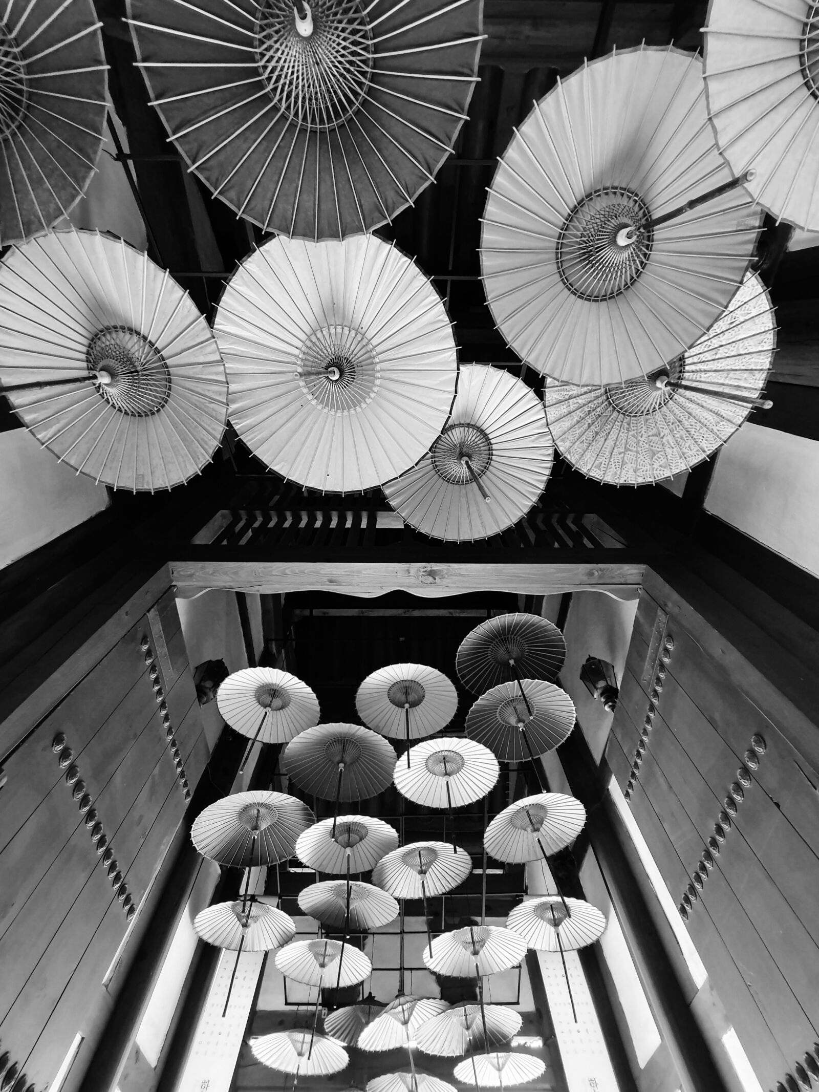 Samsung Galaxy S10 sample photo. Umbrella, jeonju, hanok photography