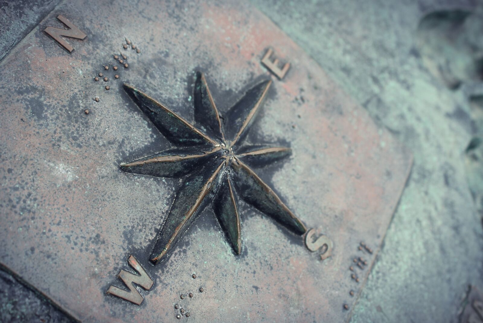 Canon EOS 1000D (EOS Digital Rebel XS / EOS Kiss F) sample photo. Compass, navigation, rusted photography
